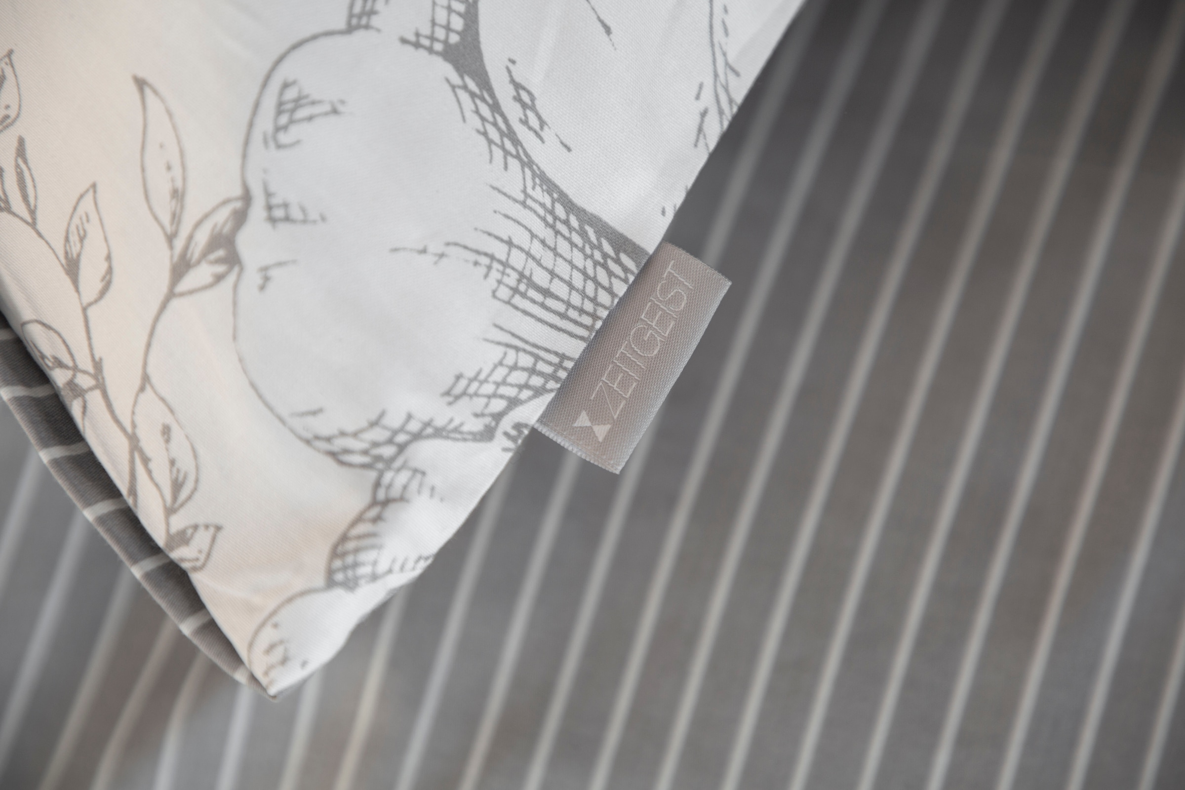 Zeitgeist Wendebettwäsche »Kai in Mako Satin Qualität mit Stickerei in Mäander-Form, 100% Baumwolle, Bett- und Kopfkissenbezug mit Reißverschluss, ganzjährig einsetzbar«, (2 tlg.)