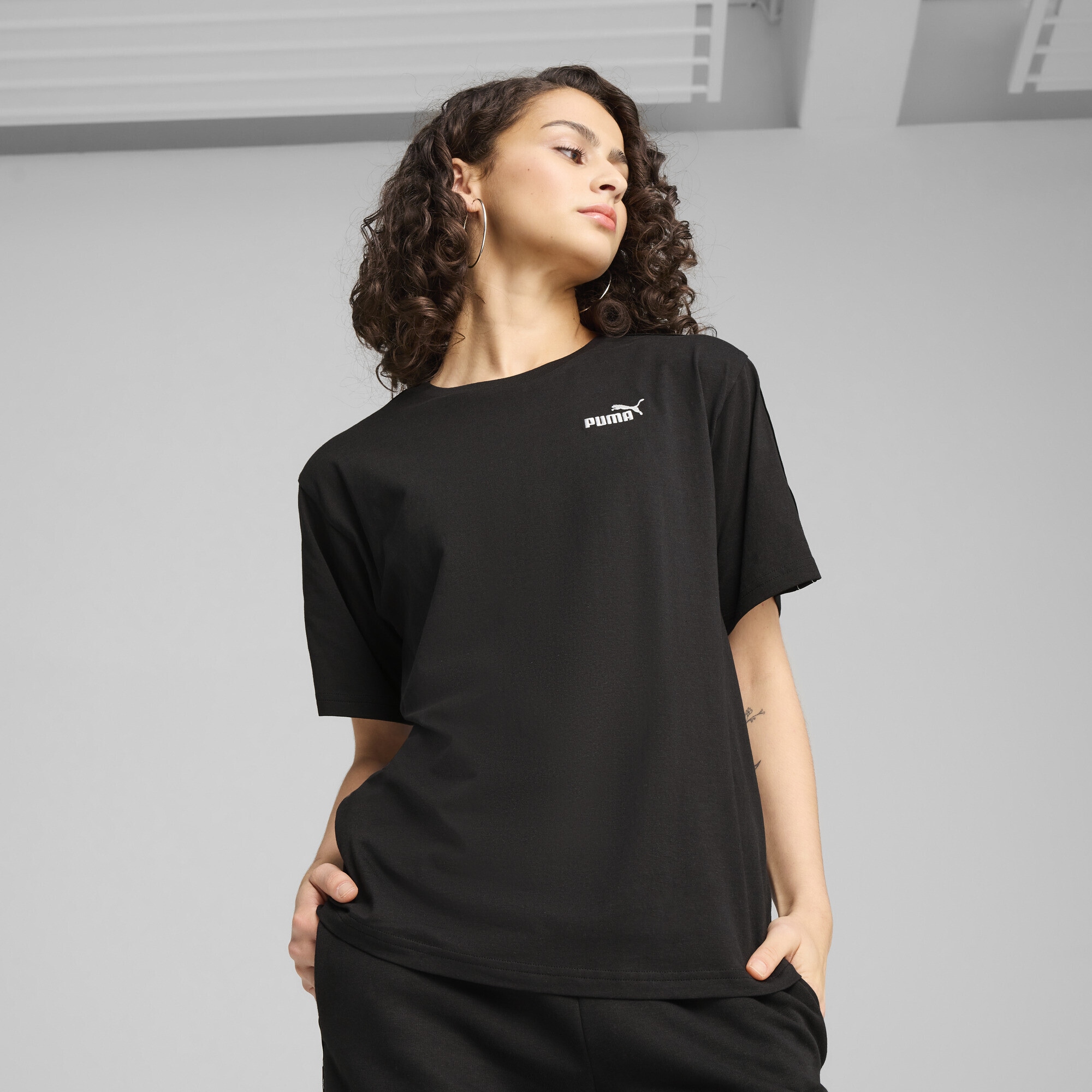 PUMA T-Shirt »ESS TAPE Relaxed Fit T-Shirt Damen«