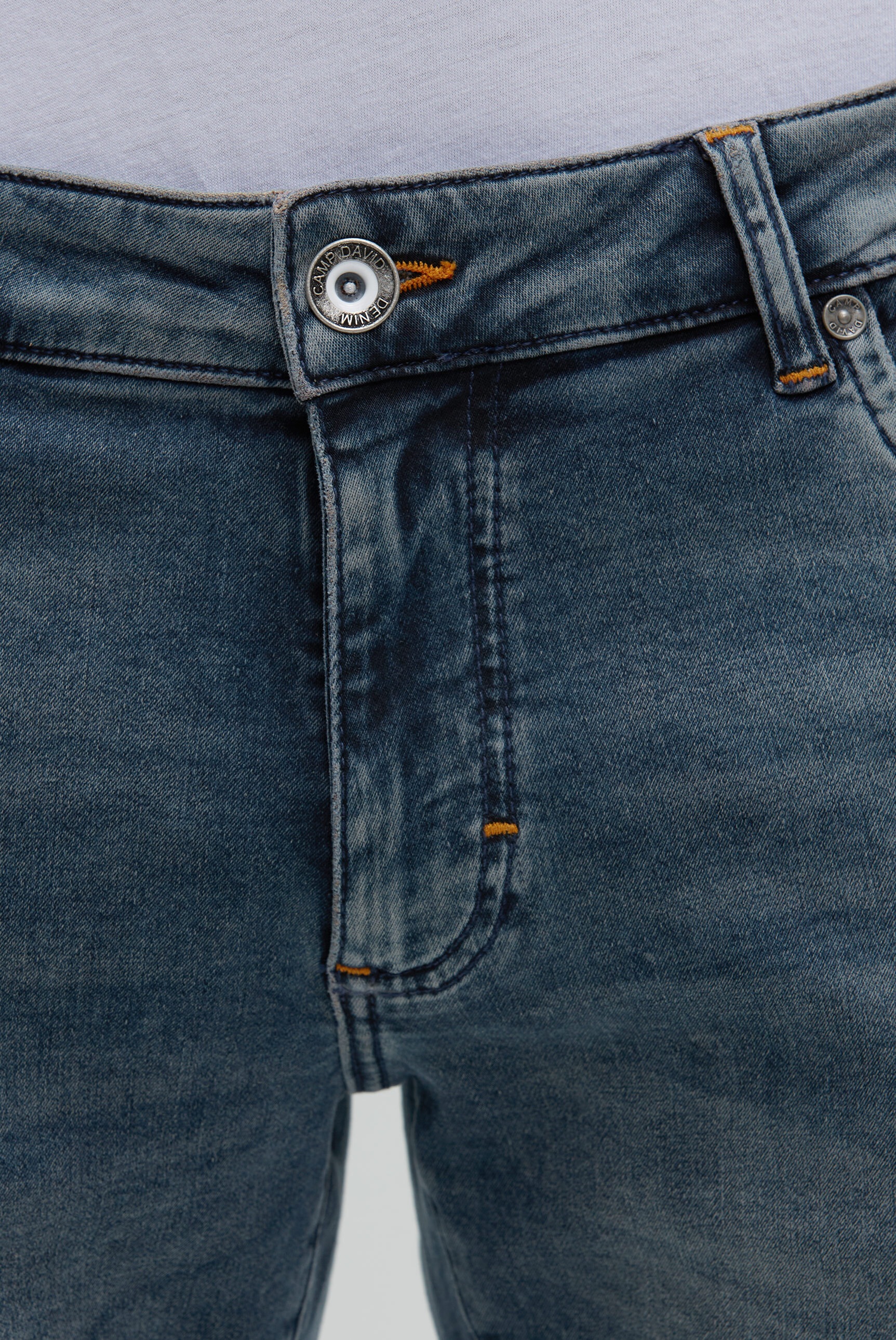 Comfort-fit-Jeans CAMP DAVID, Herren, Gr. 30, Länge 30, frozen lake jogg, Sweatware, Material: 98% Baumwolle, 2% Elasthan, Zusatz: Enthält nichttextile Teile tierischen Ursprungs (Badge), Abriebeffekte, comfort fit, Jeans, mit niedriger Leibhöhe 3