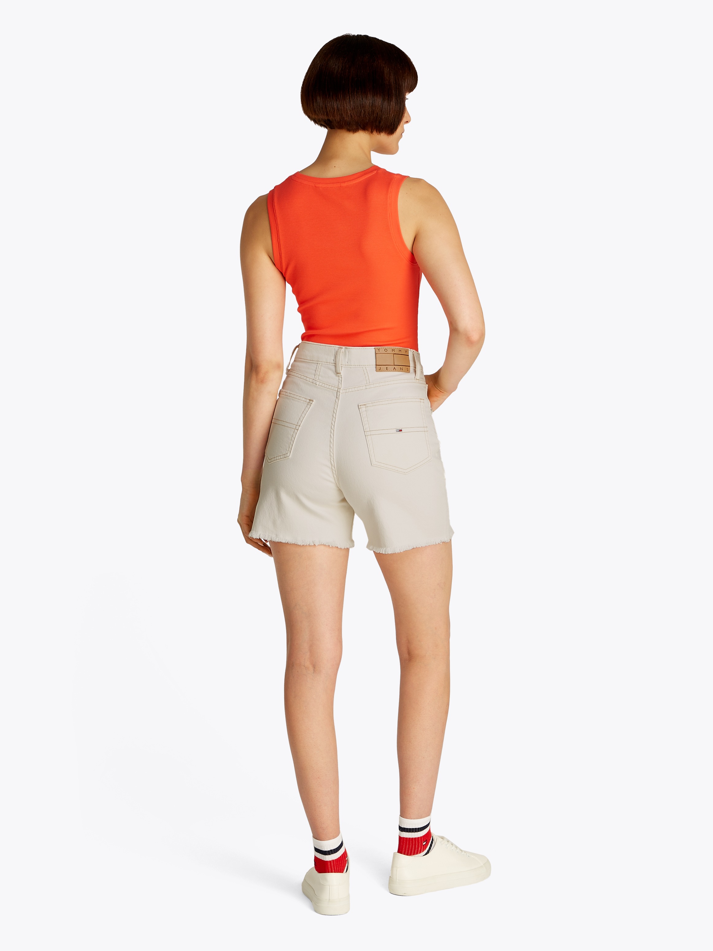 Tommy Jeans Shorts »MOM SHORT BI8194«, mit Logo-Badge, ausgefranster Kante