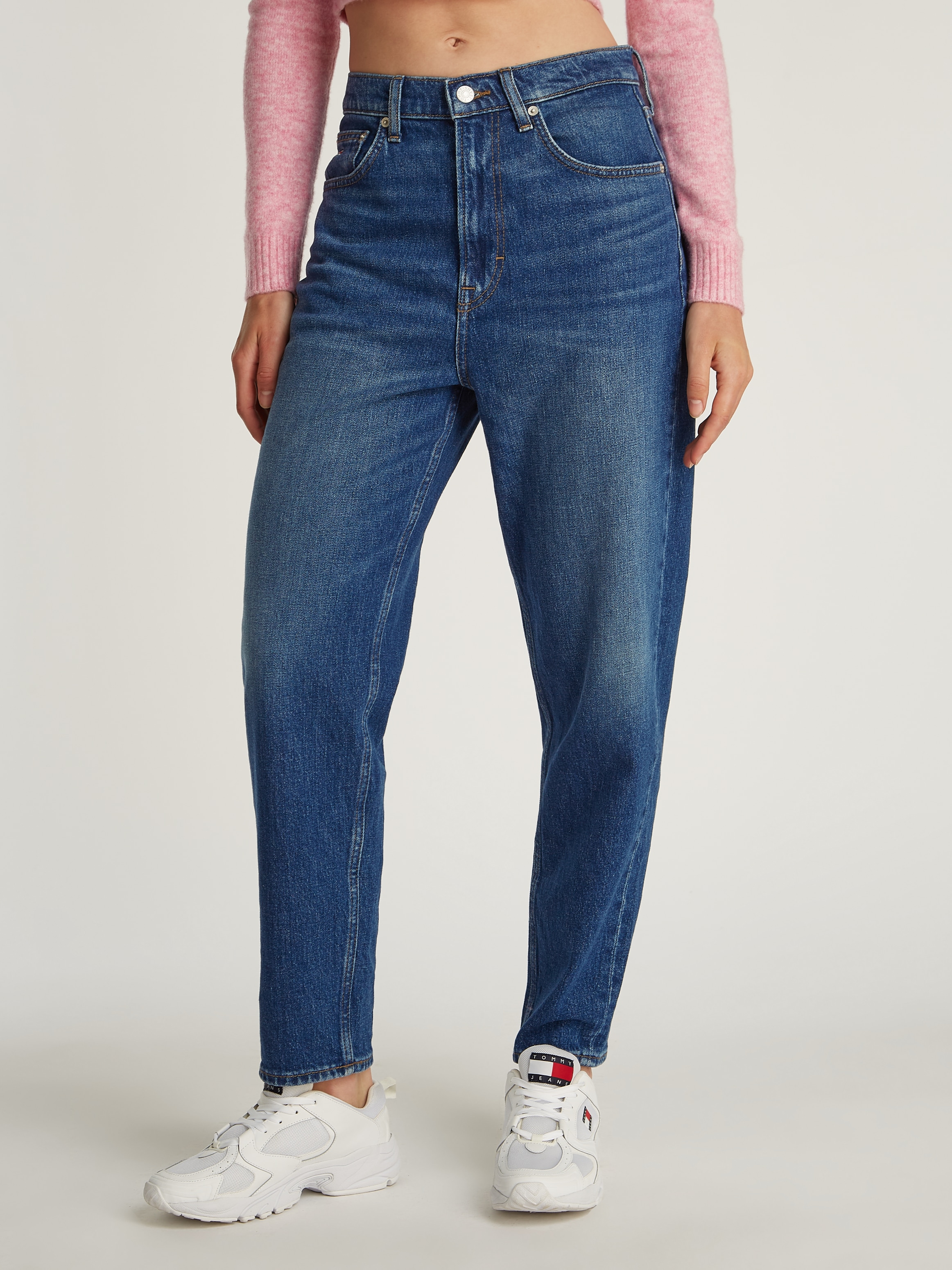 Tommy Jeans Mom-Jeans »Tommy Jeans - High waist - Mom-Jeans«, mit Logo-Badge und Stickereien