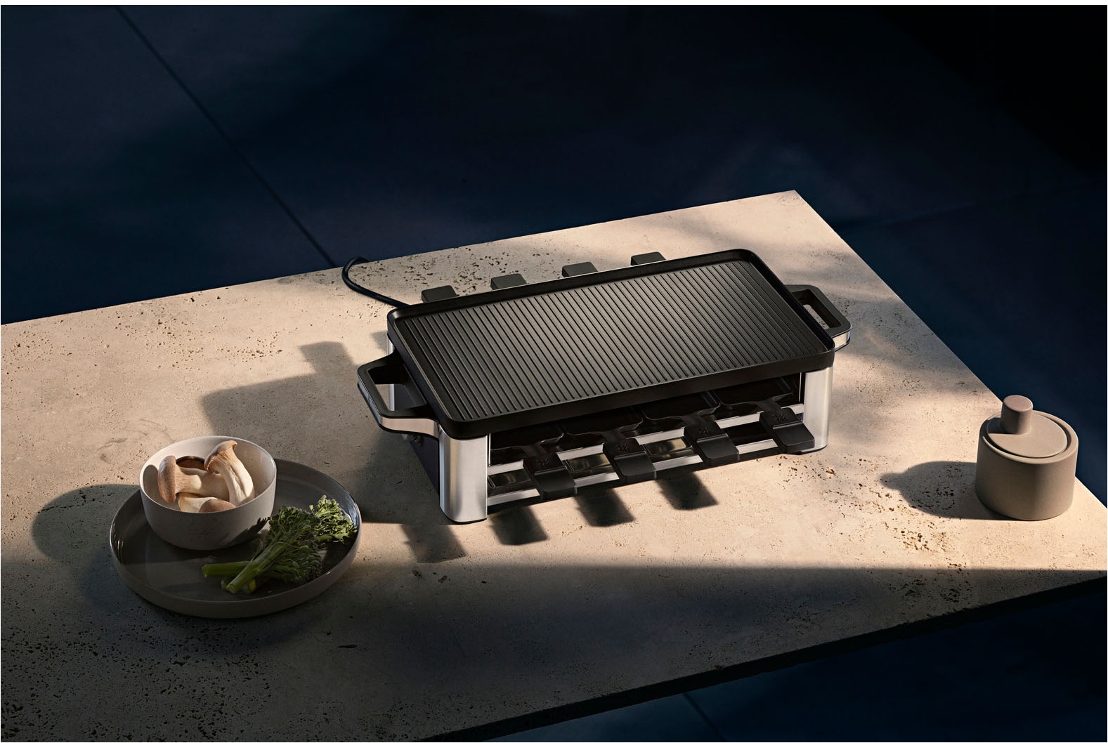 WMF Raclette »LONO, inkl. Parkebene für unbenutze Pfännchen«, 8 St. Raclettepfännchen, 1500 W, Spülmaschinengeeignete Pfannen und Spatel, antihaftbeschichtete Platte