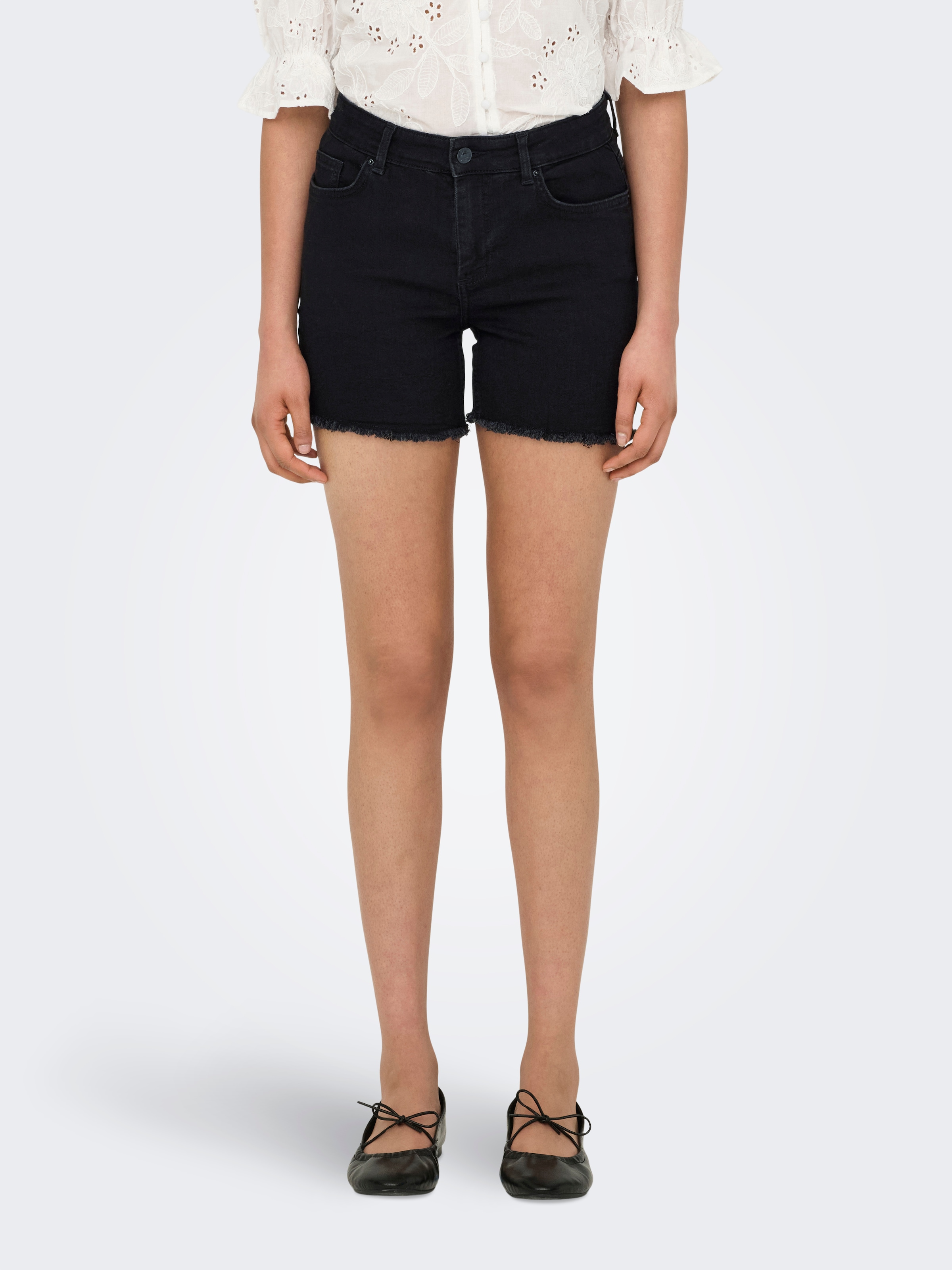 ONLY Jeansshorts "ONLLAURA MID WAIST SHORT RW BOX" mit ausgefranstem Saum günstig online kaufen