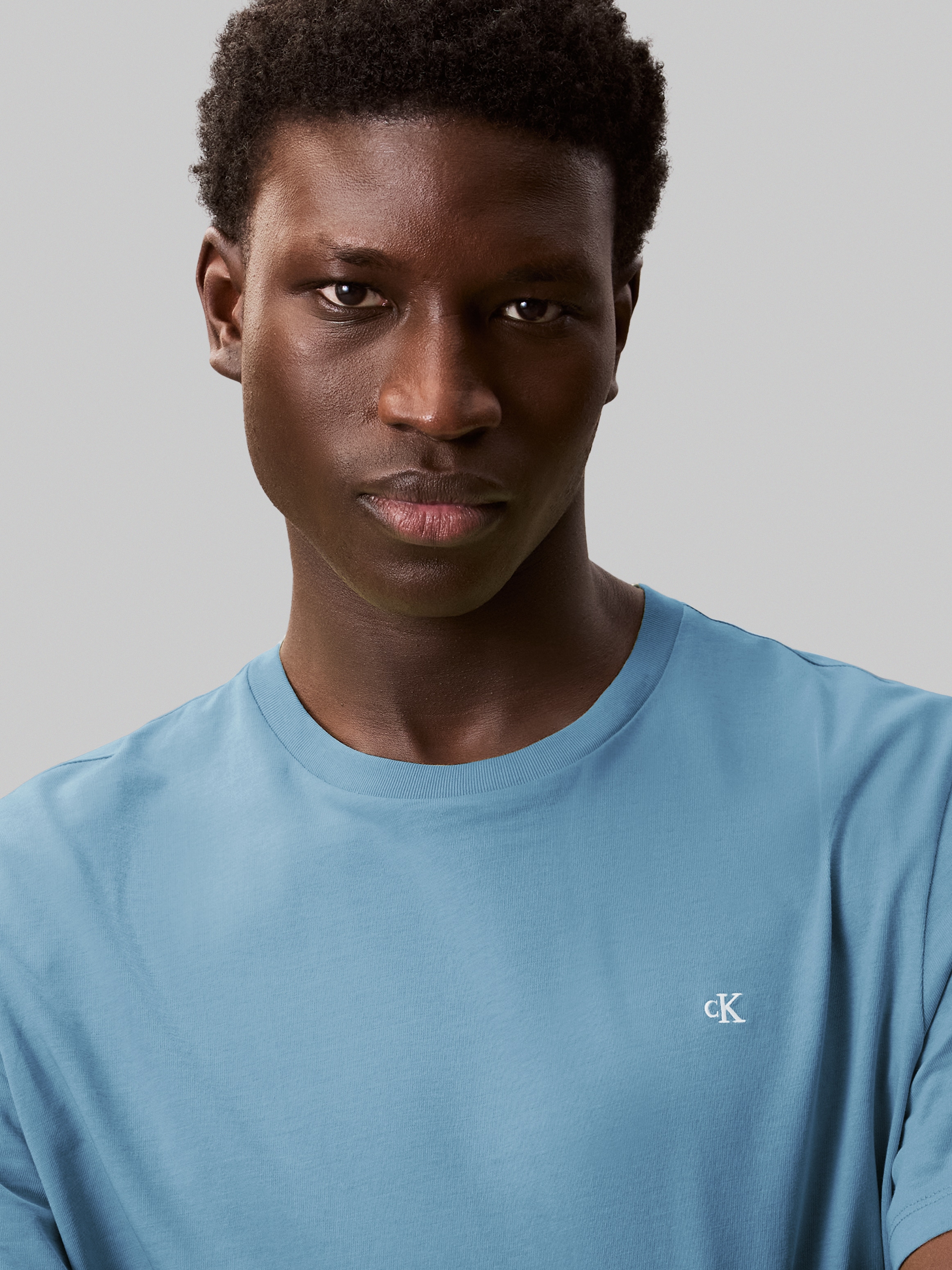 Calvin Klein Jeans T-Shirt »SS SMOOTH CTTN SOLID CREWNK TEE«, mit Logo
