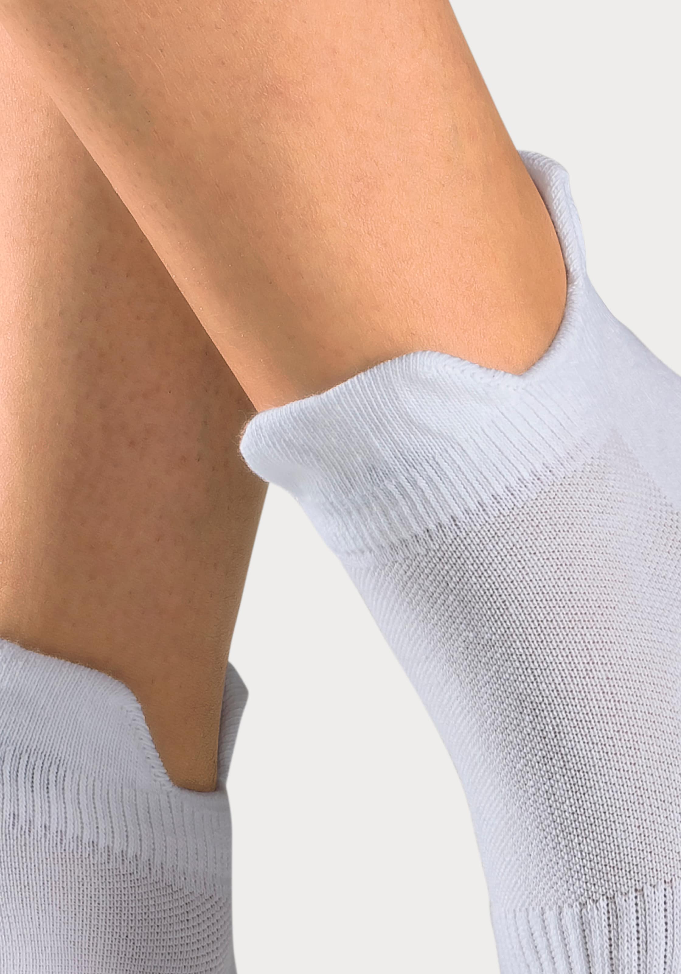 Bench. Sneakersocken, (Packung, 6 Paar), mit feiner Mesh Konstruktion und Mittelfußgummi