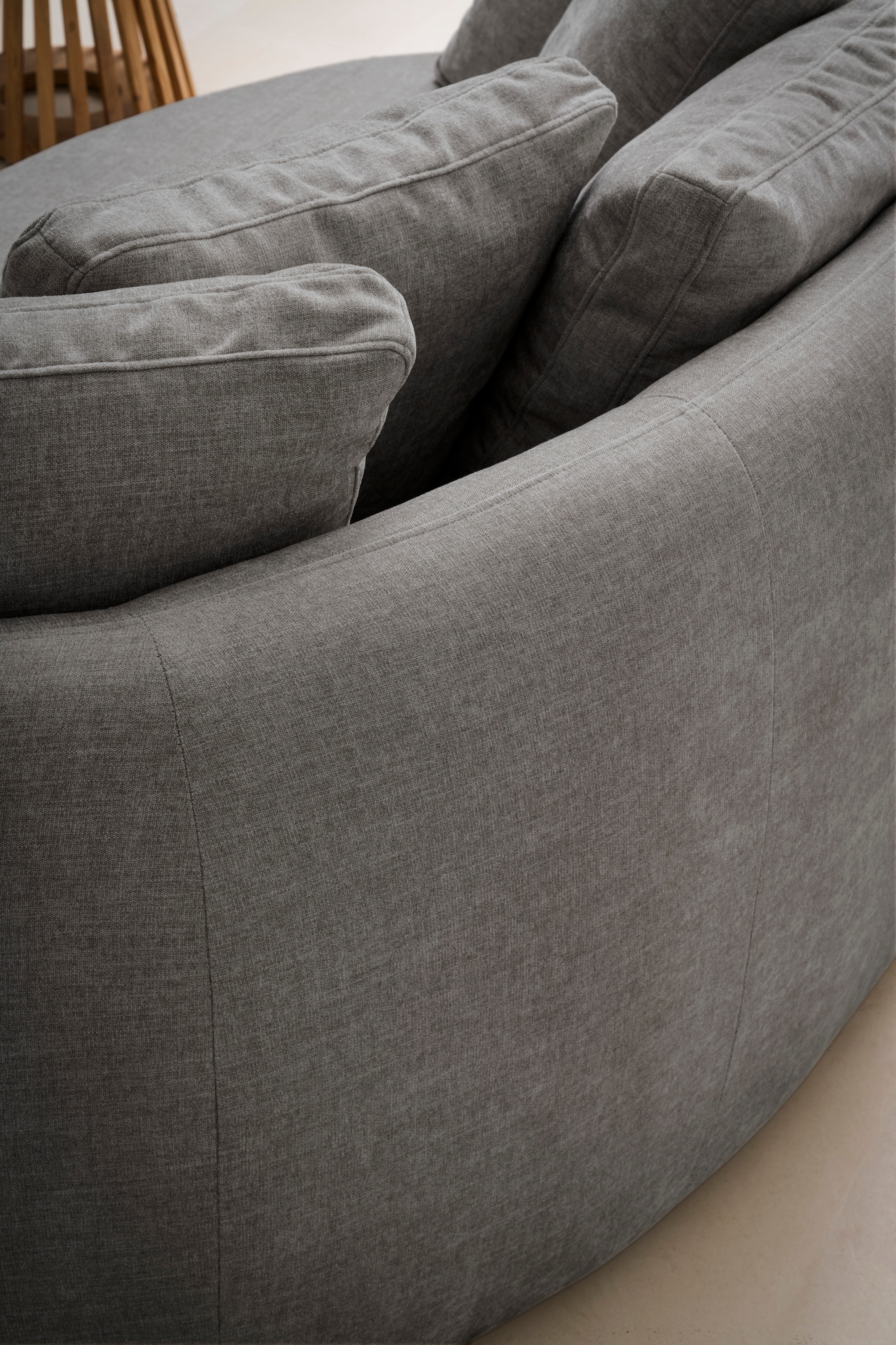 OTTO products 2,5-Sitzer »Kaarl, rundes Loungesofa, Sofa mit Kissen, perfekt gepolstert« Webstoff, in fünf Farben, zeitloses Design, inkl. 5 Rückenkissen