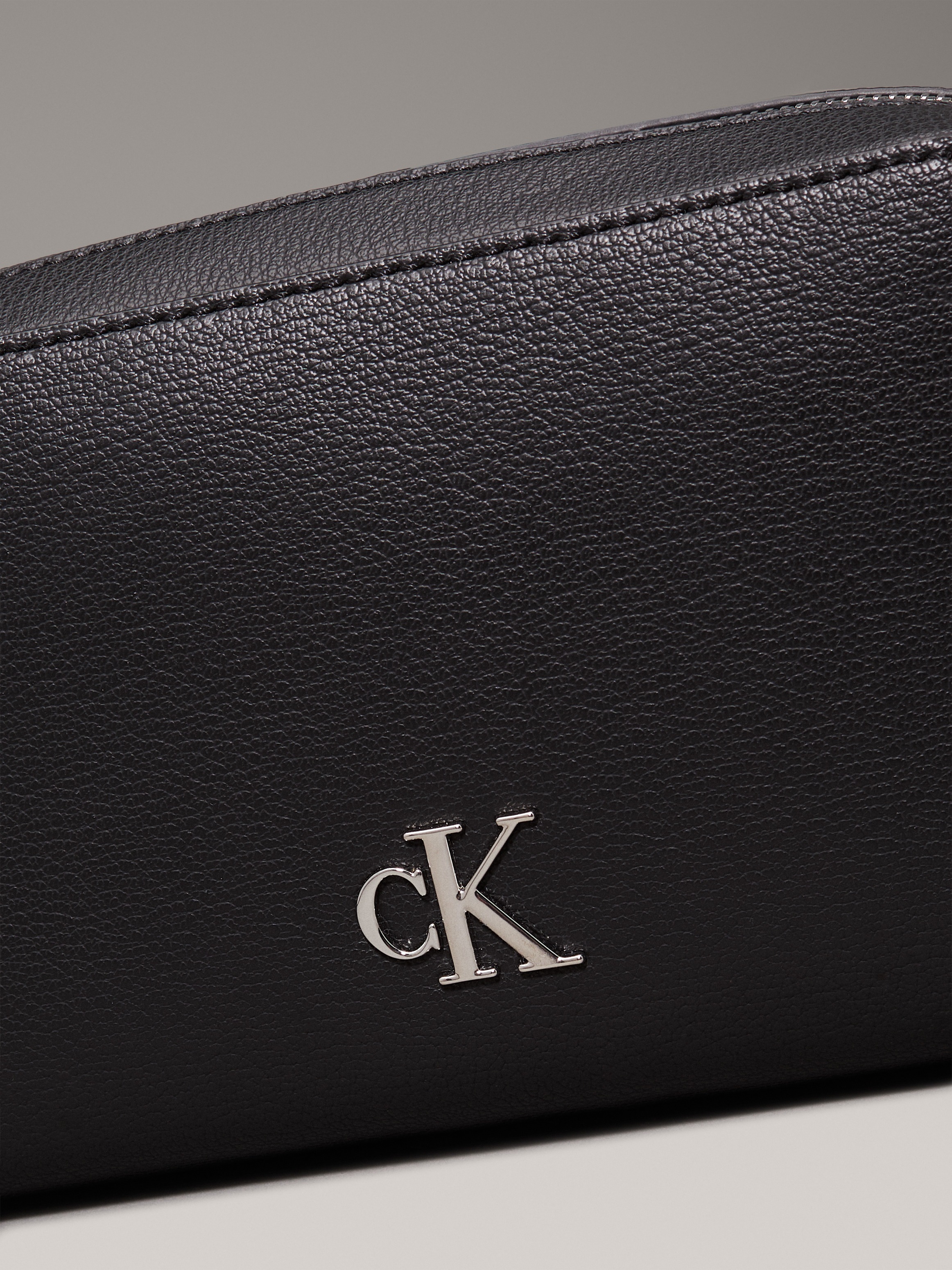 Calvin Klein Jeans Mini Bag »MINIMAL MONOGRAM CAMERA BAG 20«, Damen Schultertasche klein, Umhängetasche mit abnehmbarem Gurt