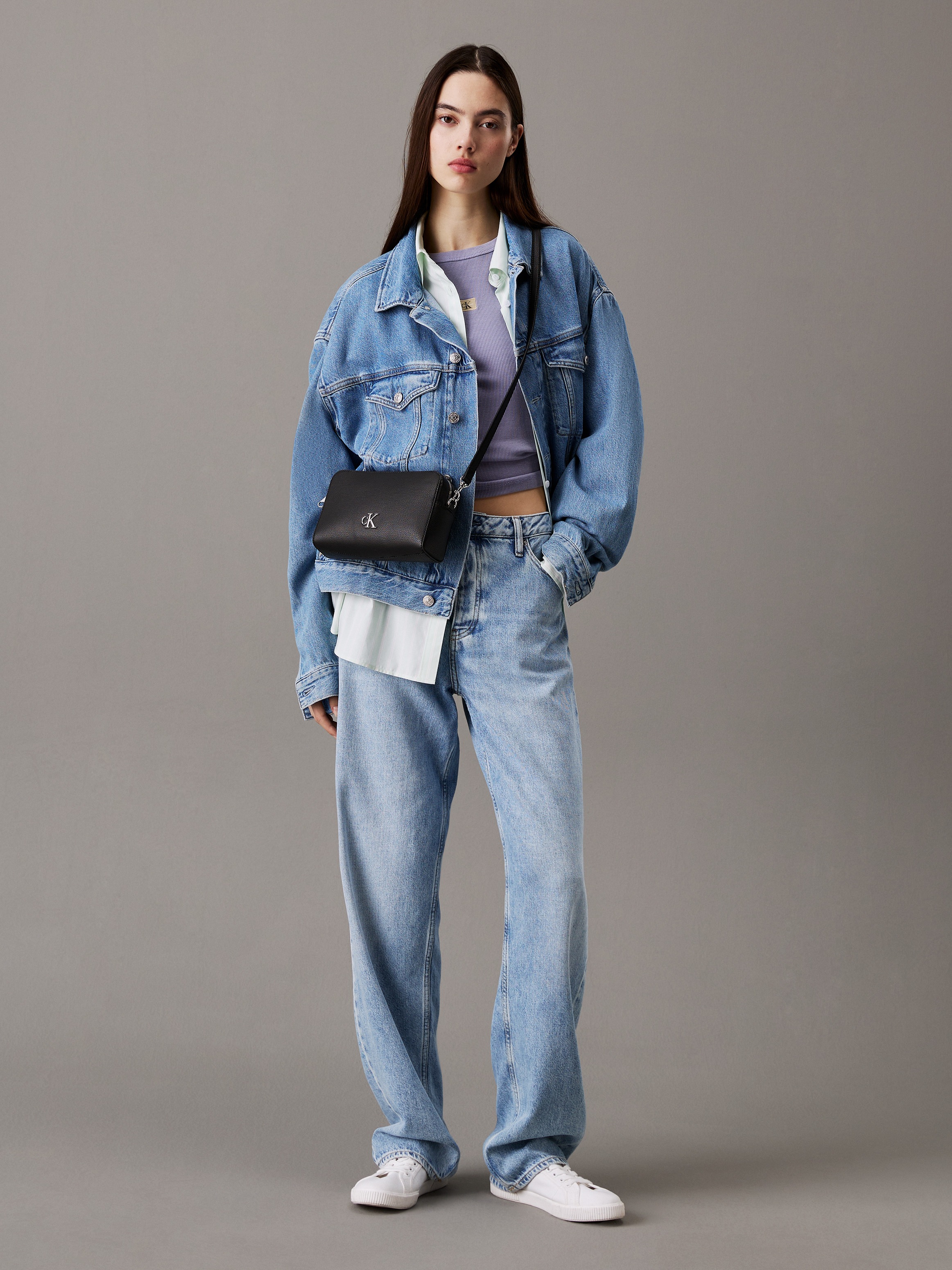 Calvin Klein Jeans Mini Bag »MINIMAL MONOGRAM CAMERA BAG 20«, Damen Schultertasche klein, Umhängetasche mit abnehmbarem Gurt