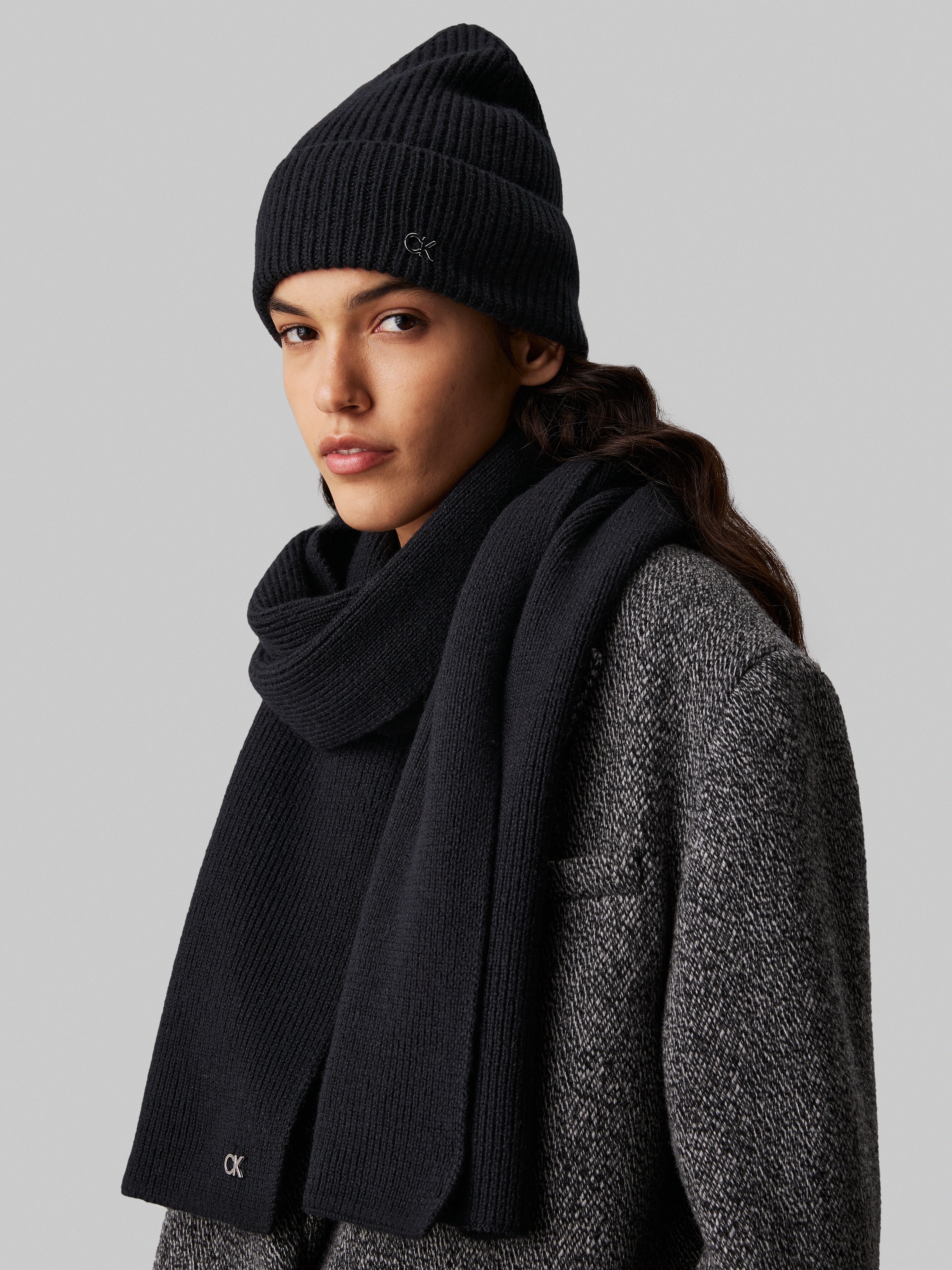 Calvin Klein Strickmütze »CK METAL CHUNKY BEANIE & SCARF«, (Set), mit Logozeichen