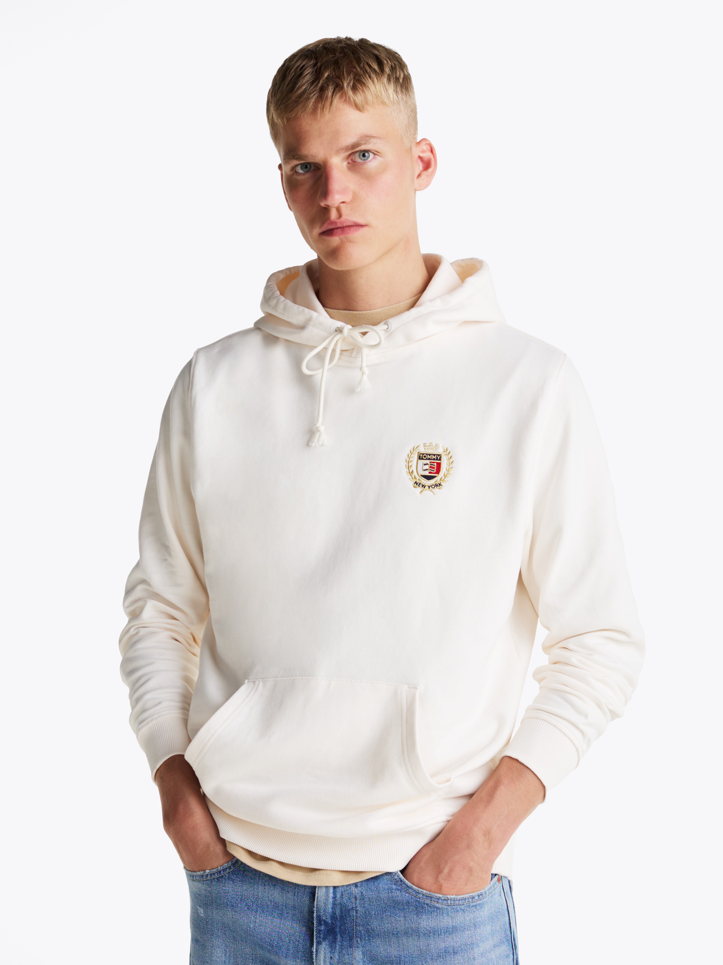 Sweatshirt »TJM REG TJ FLAG CREST HOOD EXT«, besticktes Markenlogo auf Brusthöhe