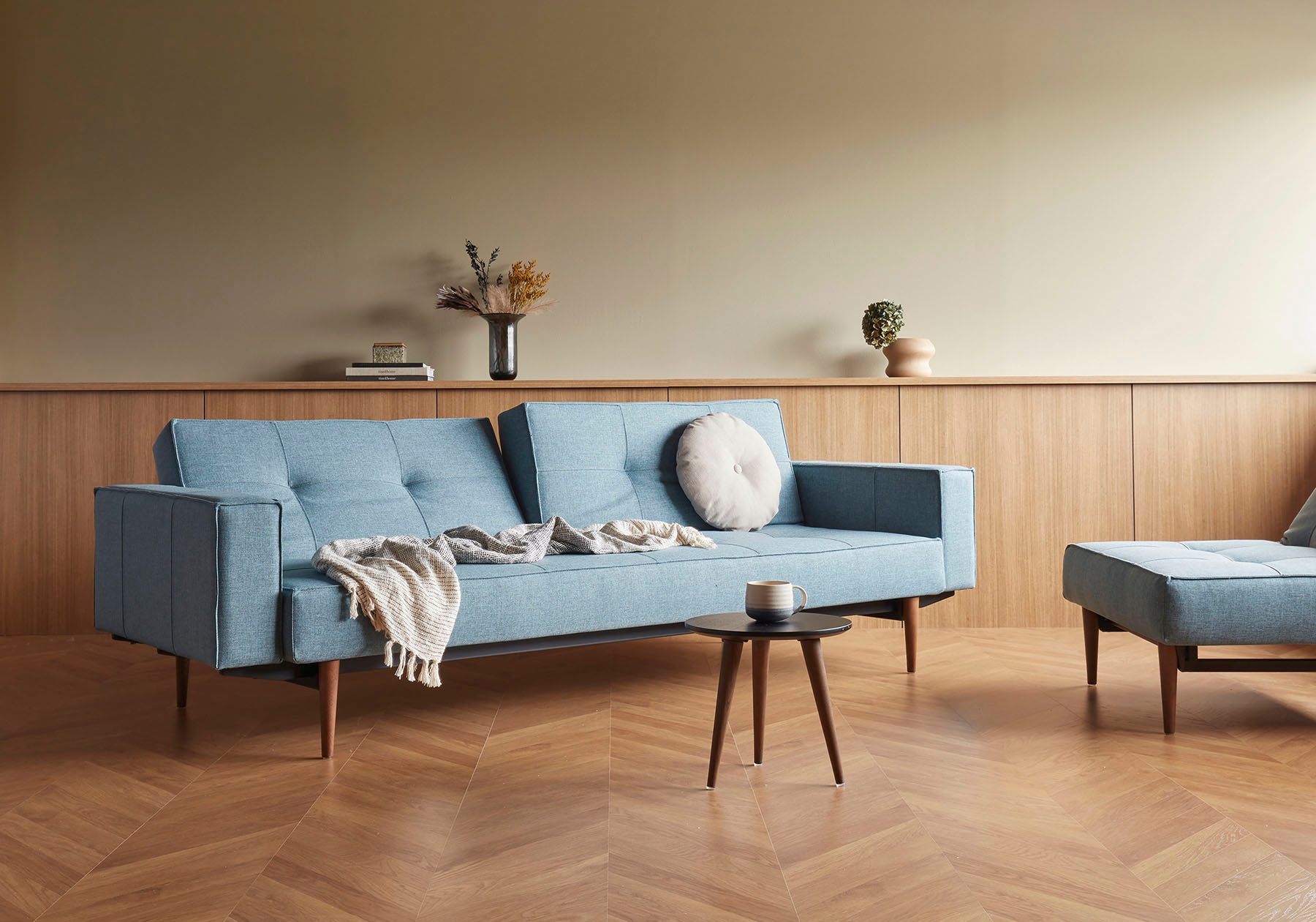 INNOVATION LIVING ™ Sofa "Splitback", mit Armlehne und dunklen Styletto Beinen, in skandinavischen Design