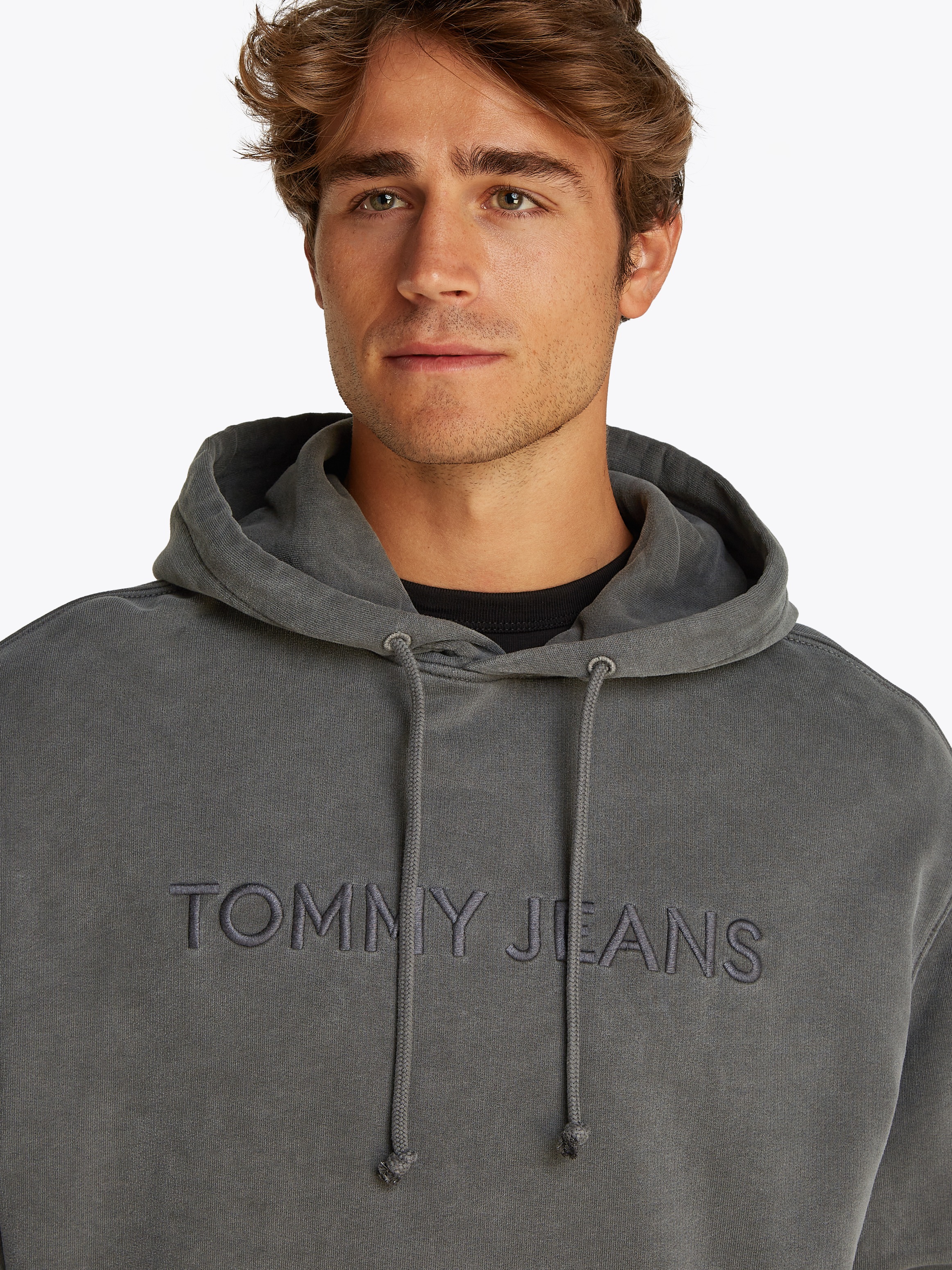 Tommy Jeans Hoodie "TJM RLX TJ LABEL HOODIE", mit großer Logostickerei günstig online kaufen