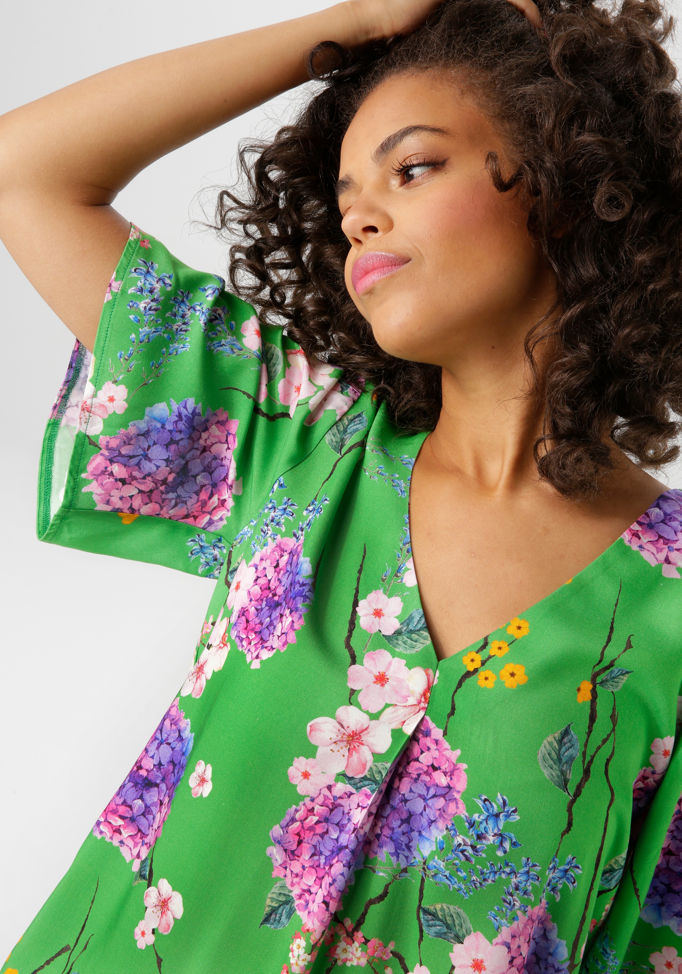 Thumbnail - Aniston CASUAL Schlupfbluse mit farbharmonischem Blumendruck