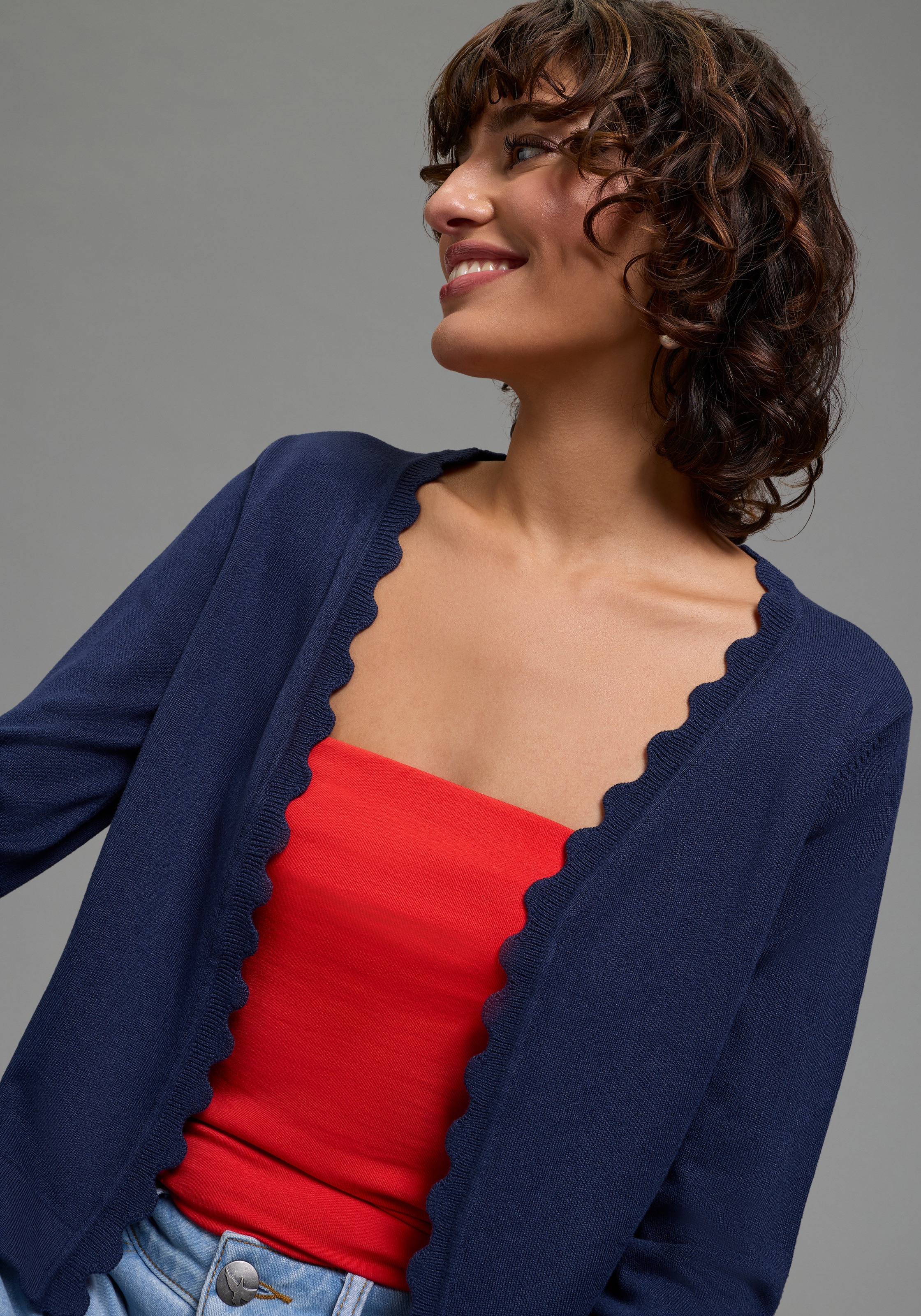 Thumbnail - Laura Scott Strickjacke mit femininer Wellenkante