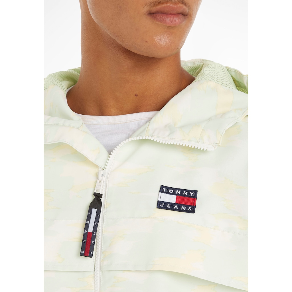 Tommy Jeans Windbreaker »TJM CAMO CHICAGO WINDBREAKER«, mit Kapuze