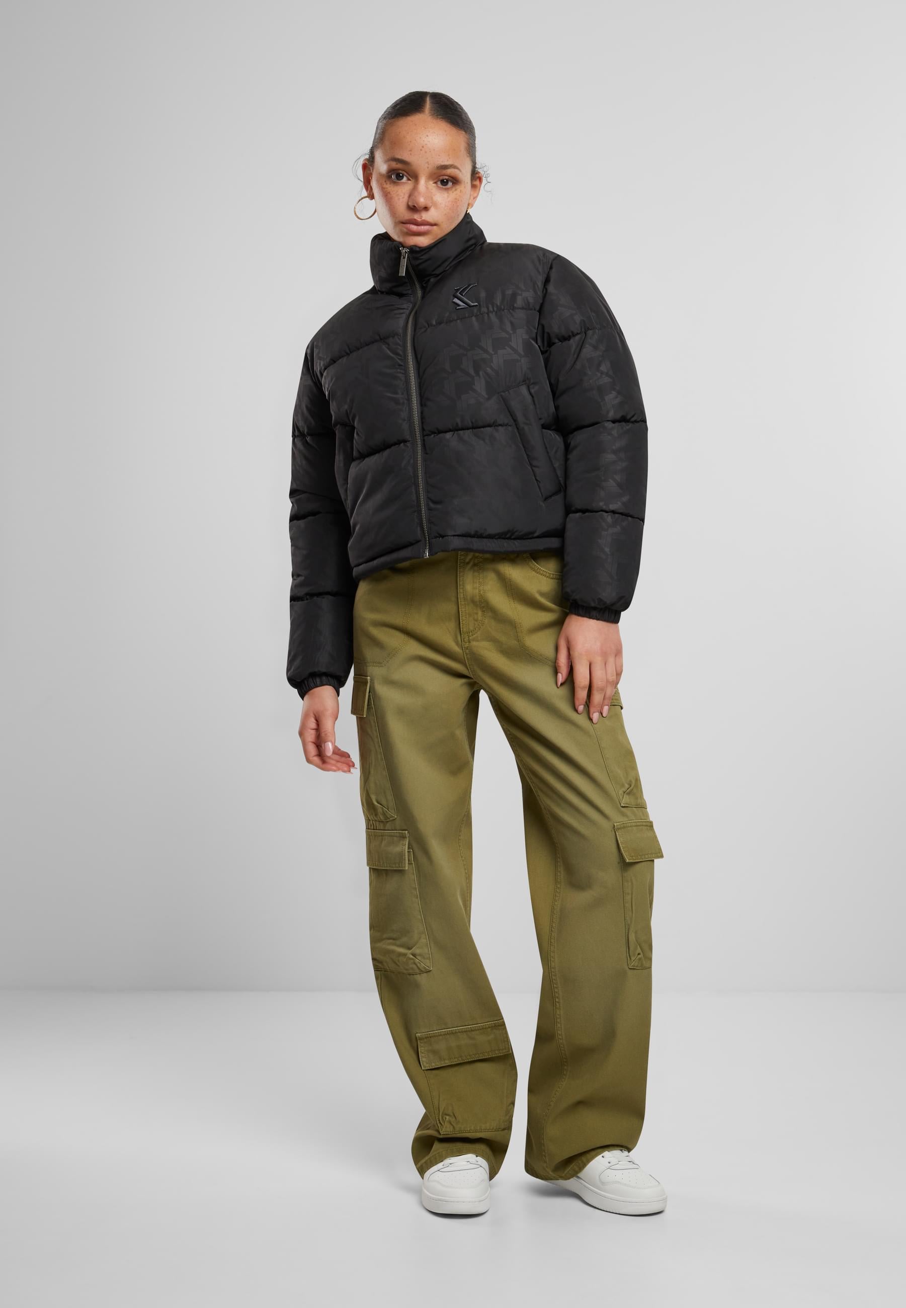 Karl Kani Winterjacke »Karl Kani Karl Kani OG AOP Crop Puffer Jacket«, (1 St.), ohne Kapuze