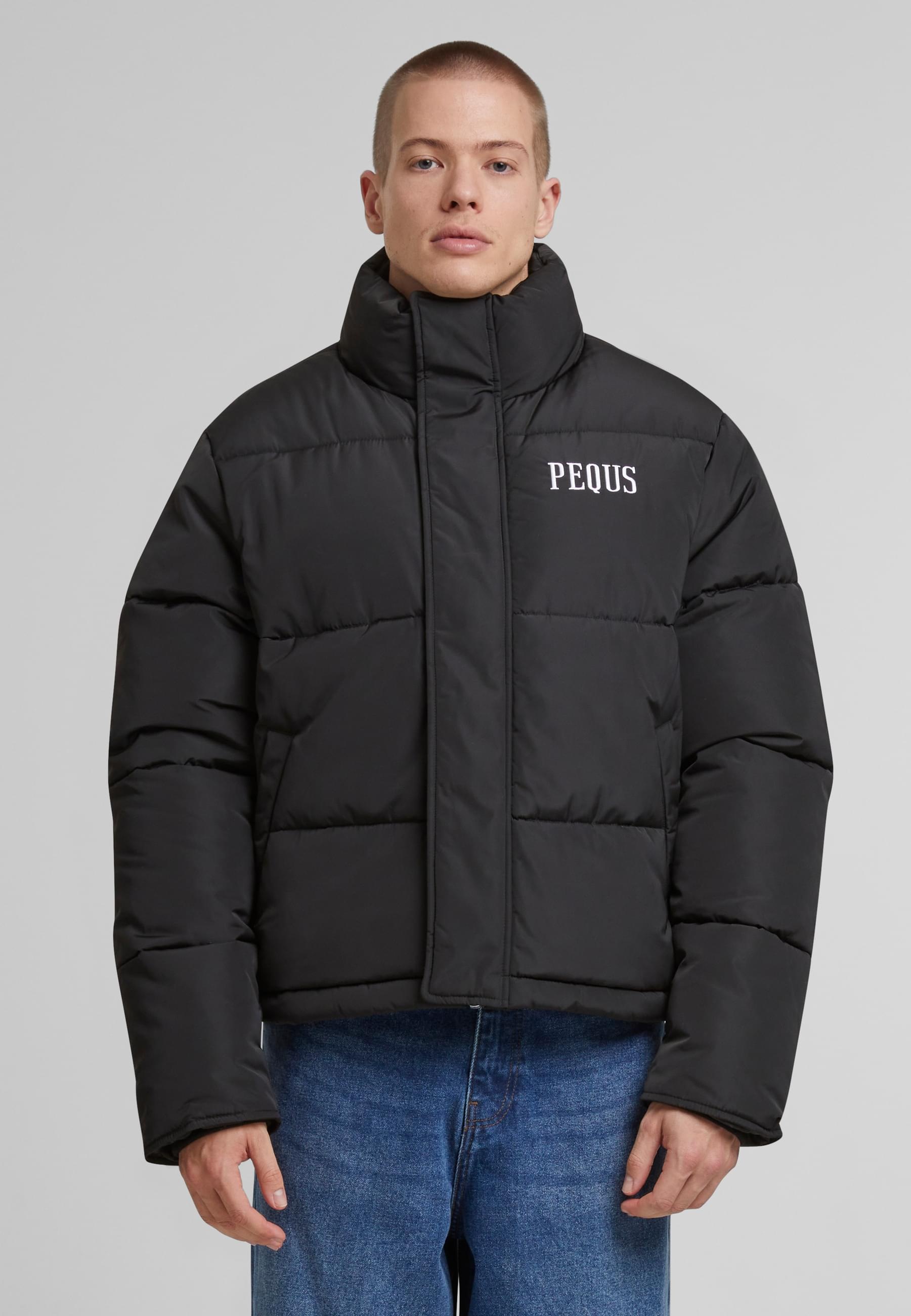 PEQUS Winterjacke »PEQUS PEQUS Chest Logo Puffer Jacket«, (1 St.), mit Kapuze