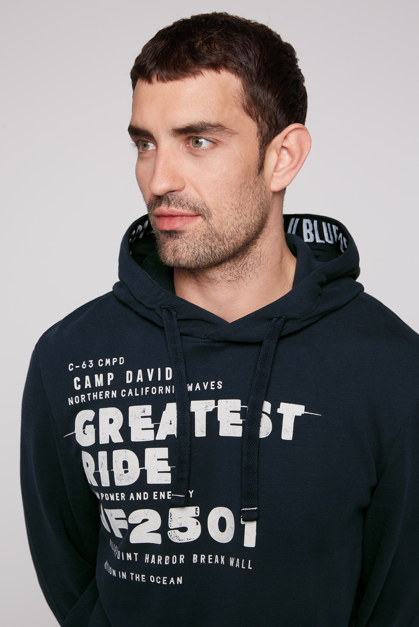 CAMP DAVID Kapuzensweatshirt mit kontrastreichem Print