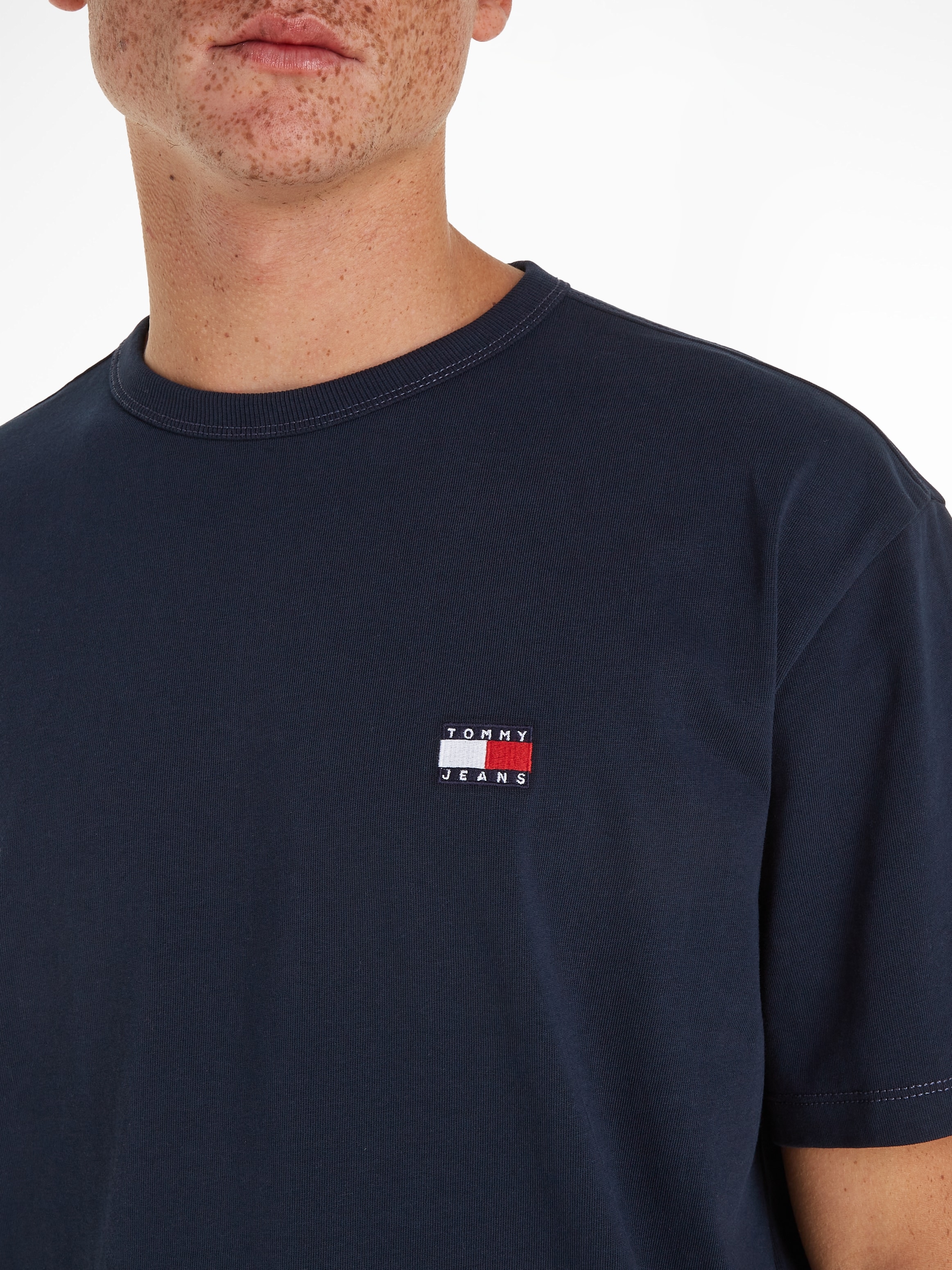 Tommy Jeans T-Shirt »TJM REG BADGE TEE EXT« mit Rundhalsausschnitt