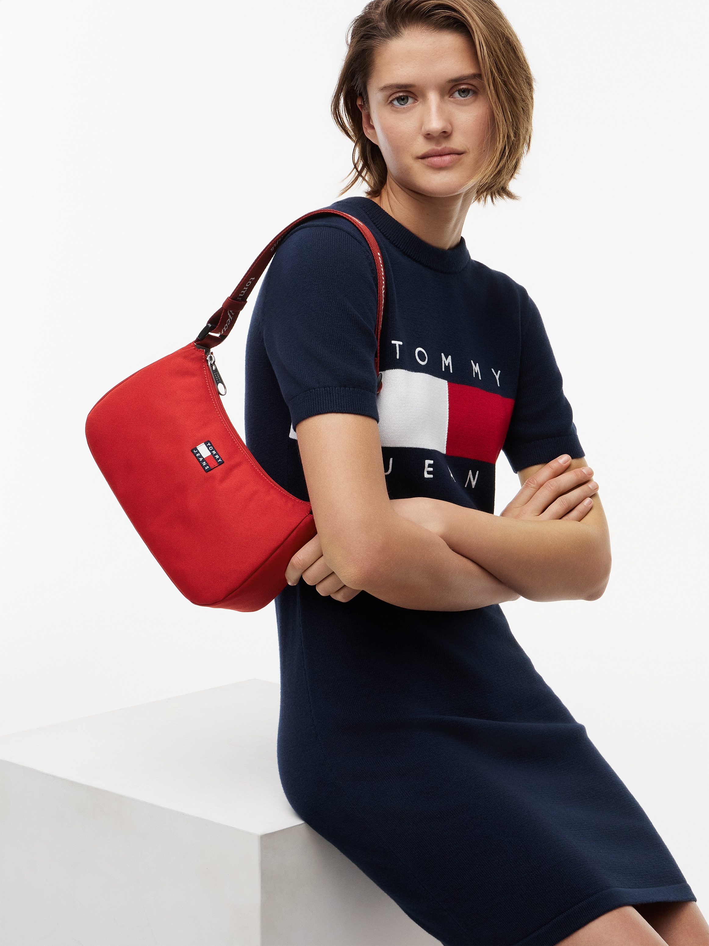 Tommy Jeans Schultertasche »TJW ESS DAILY SHOULDER BAG« Damen Handtasche, Umhängetasche mit Logoschriftzug auf dem Riemen