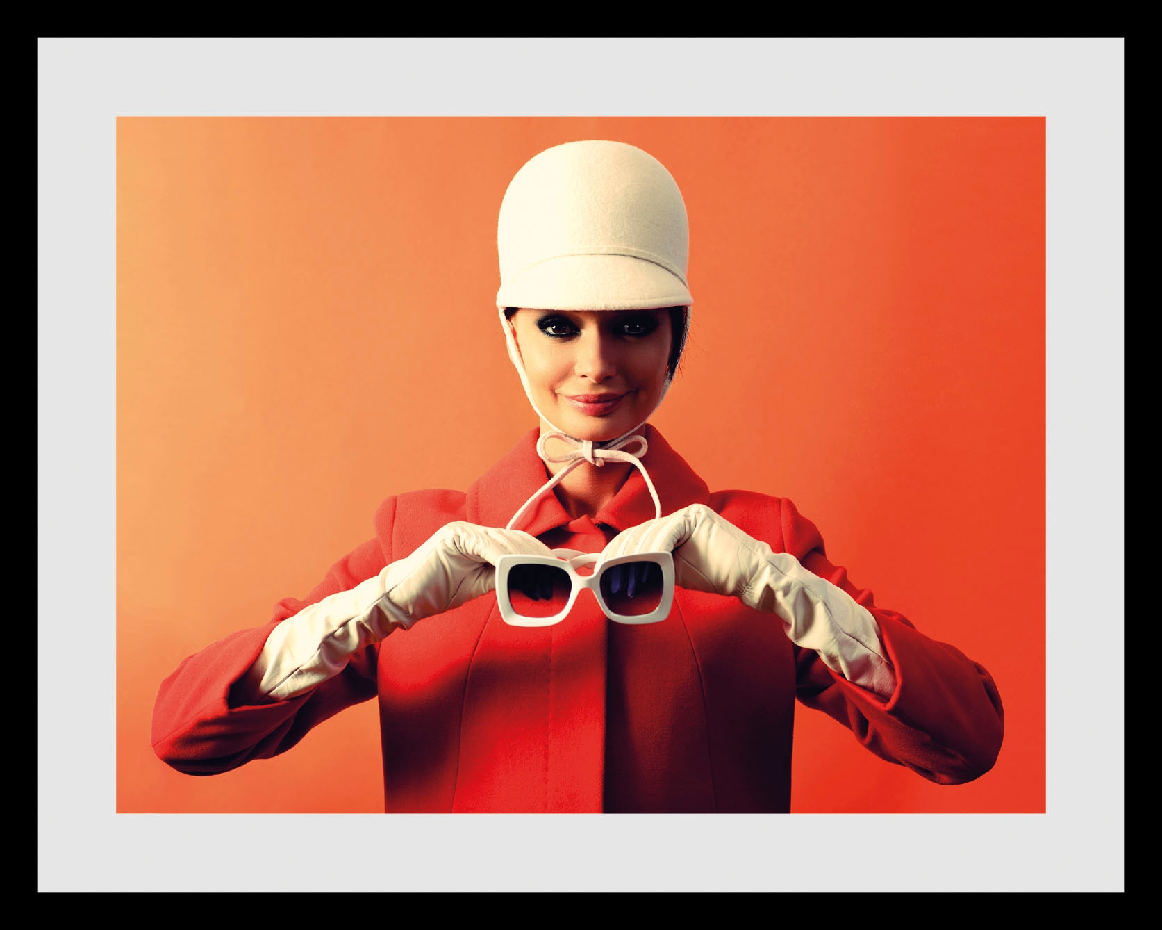 queence Bild »Reiterbraut 2«, Frau-Bilder von Frauen-Art-Kunst-Fashion-Mode-Magazincover-Schwarz-Weiß, (1 St.), HD Premium Poster-Druck inkl. Holzrahmen