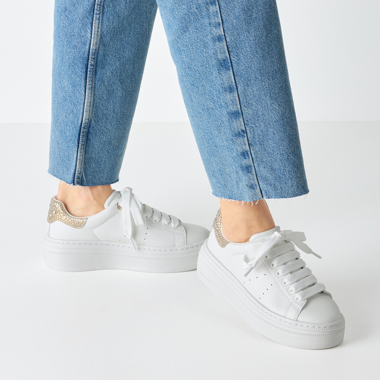 Tamaris Plateausneaker, Schnürschuh, Halbschuh mit auffälligen Schmucksteinen an der Ferse