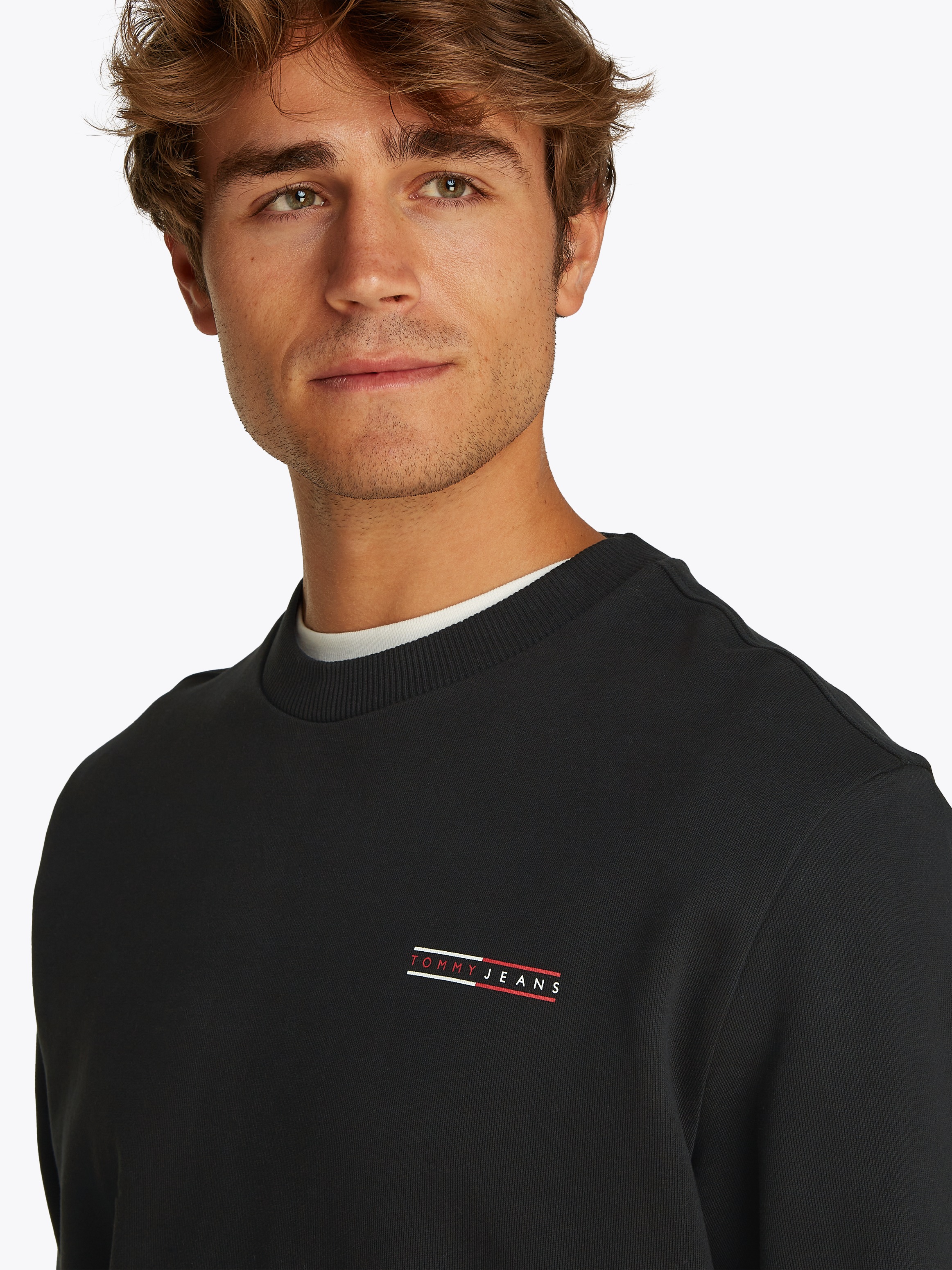 Tommy Jeans Sweatshirt »TJM REG ENTRY GRAPHIC CREW EXT«, leicht überschnittene Schultern, kleiner Print auf der Brust