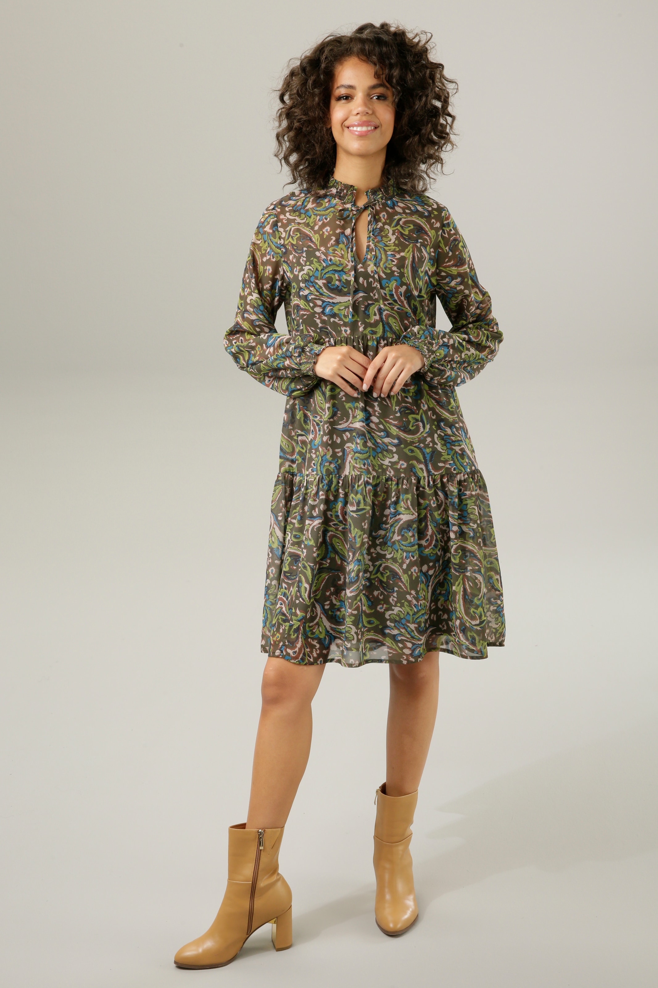 Aniston CASUAL mit BAUR Blusenkleid, KOLLEKTION graphischem Druck farbenfrohem, für - NEUE bestellen 