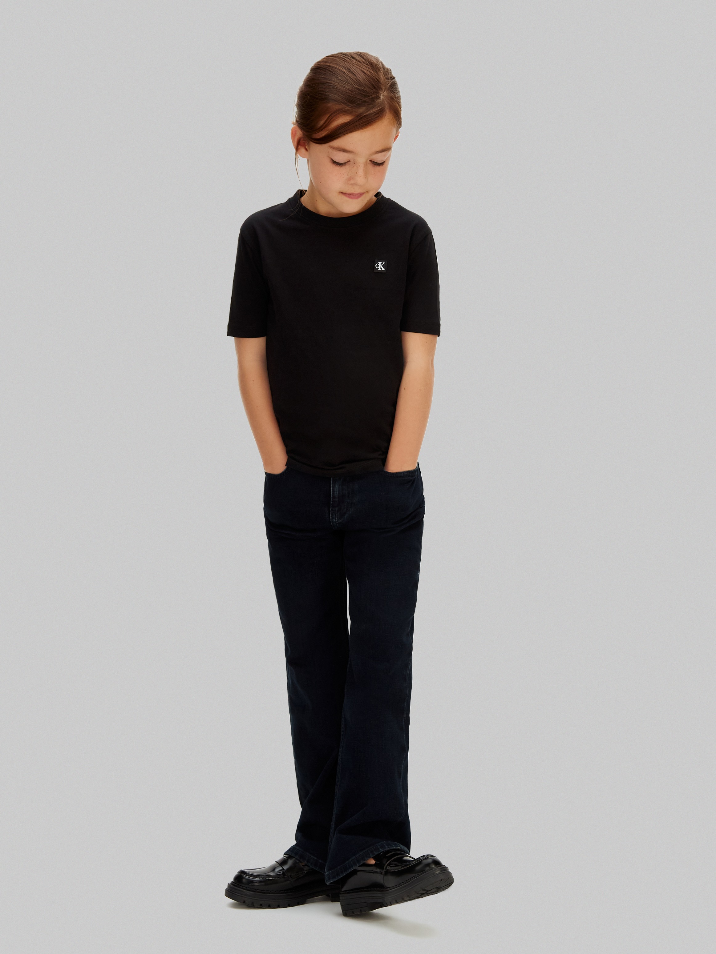 T-Shirt CALVIN KLEIN JEANS "MONO MINI BADGE T-SHIRT", Mädchen, Gr. 12 (152), schwarz, Single Jersey, Obermaterial: 100% Baumwolle, unifarben, regular fit normal, Rundhals, eingesetzt abgesteppte Kante, Shirts T-Shirt, Regular fit für Kinder 2