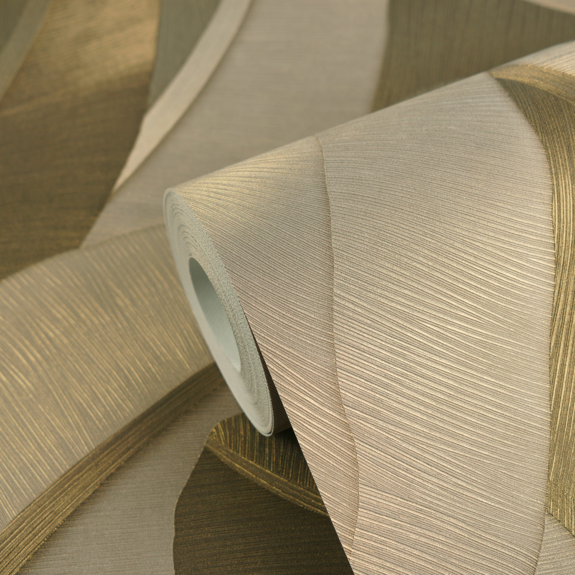living walls Vliestapete »Vibes & Styles Isabelle – Golden Canopy Vliestapete« glänzend leicht strukturiert Großflächiges Blattdesign mit feiner Struktur und Glanzeffekt
