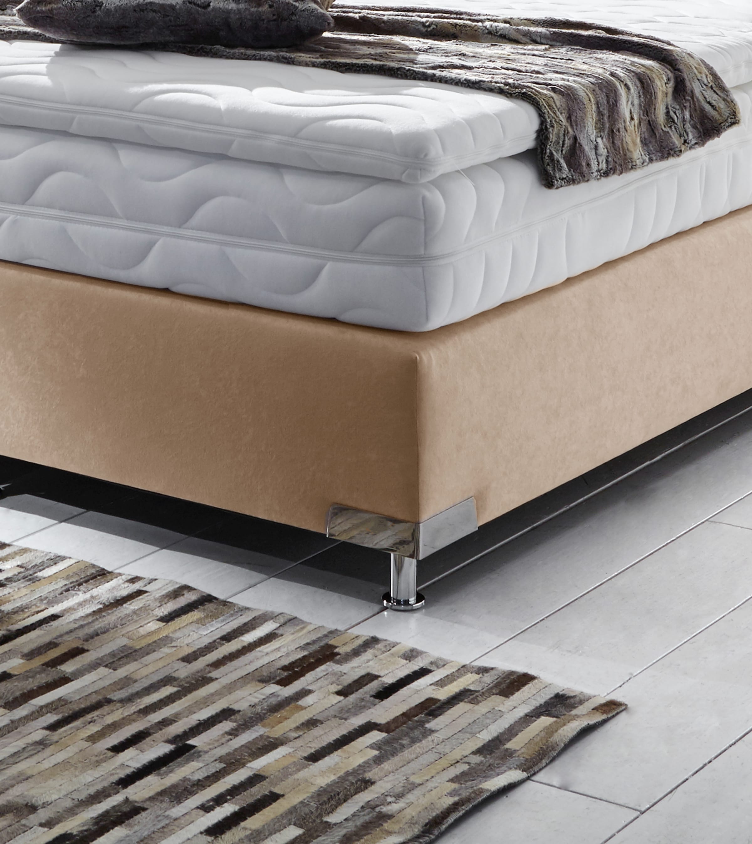 Westfalia Schlafkomfort Boxspringbett, mit dekorativen verchromten Eckelementen an der Box