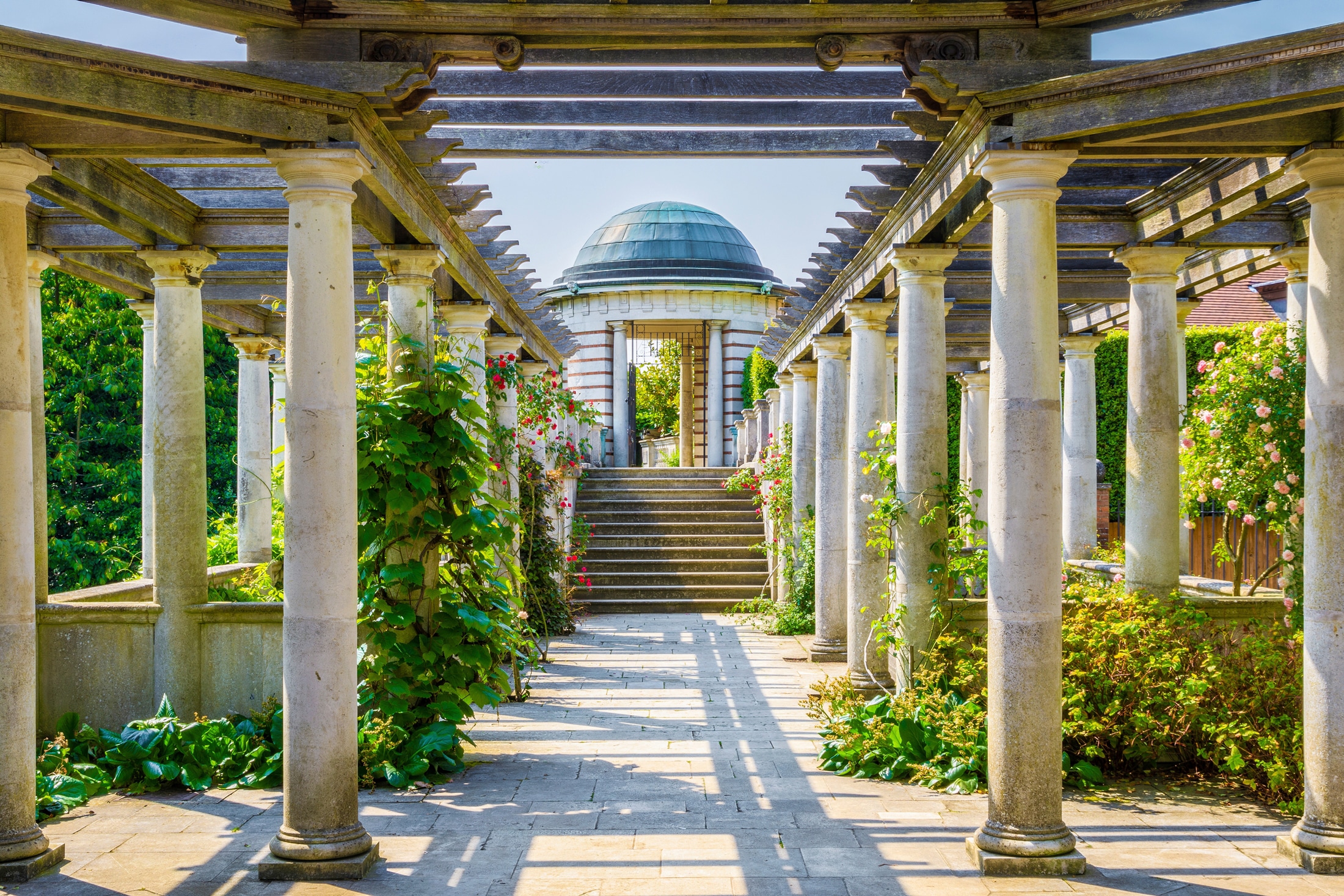 Papermoon Fototapete "ARCHITEKTUR-PERGOLA HÜGEL GARTEN LONDON SÄULEN BLUMEN"