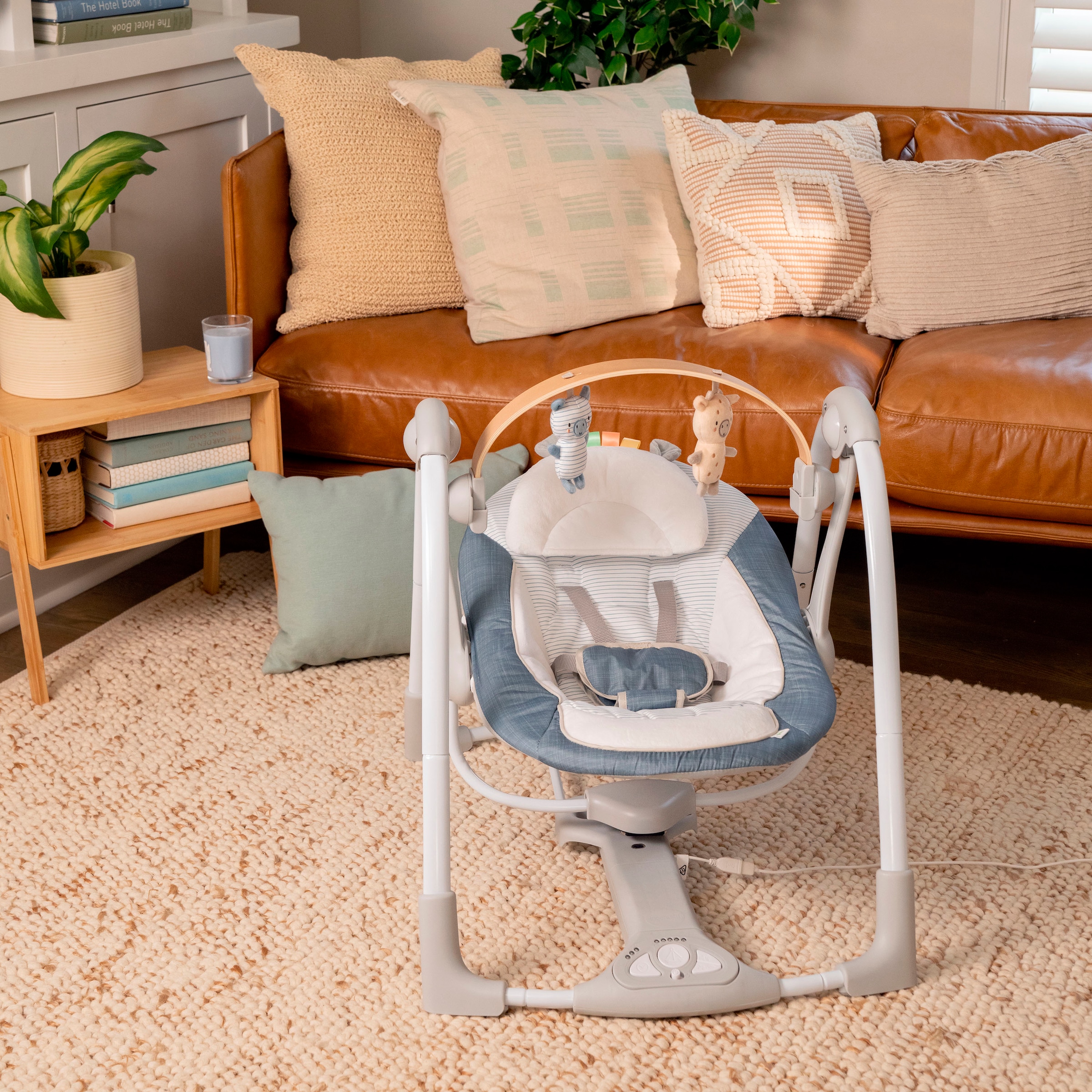 ingenuity Babywippe »Swing 'n Go Portable Swing™ - Chambray«, bis 9 kg, mit Melodien und Geräuschen