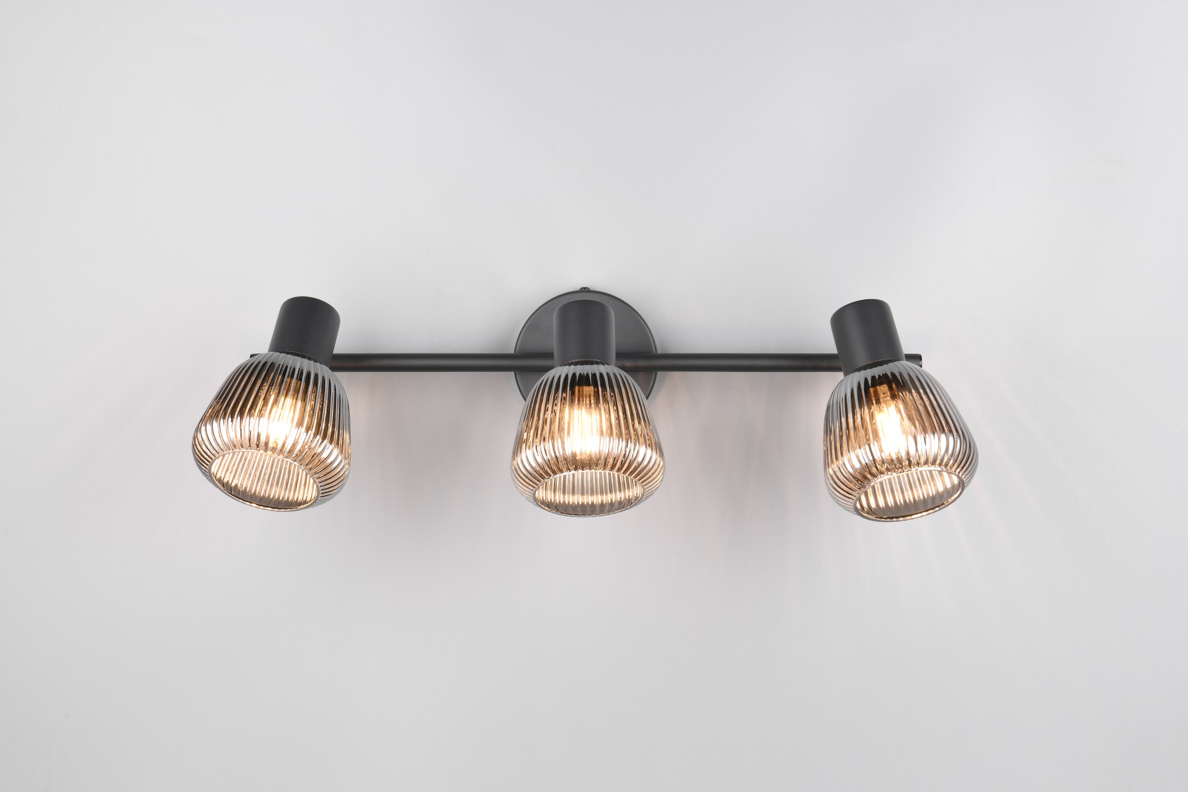 TRIO Leuchten Deckenstrahler »TARIFA, 3-flammiger Deckenspot mit Glasschirm, exkl 3xE14 max 10W«, 3 flammig, Leuchtmittel E14 | Leuchtmittel wechselbar, Glasschirm in Riffeloptik leicht verspiegelt, verstellbare Spots
