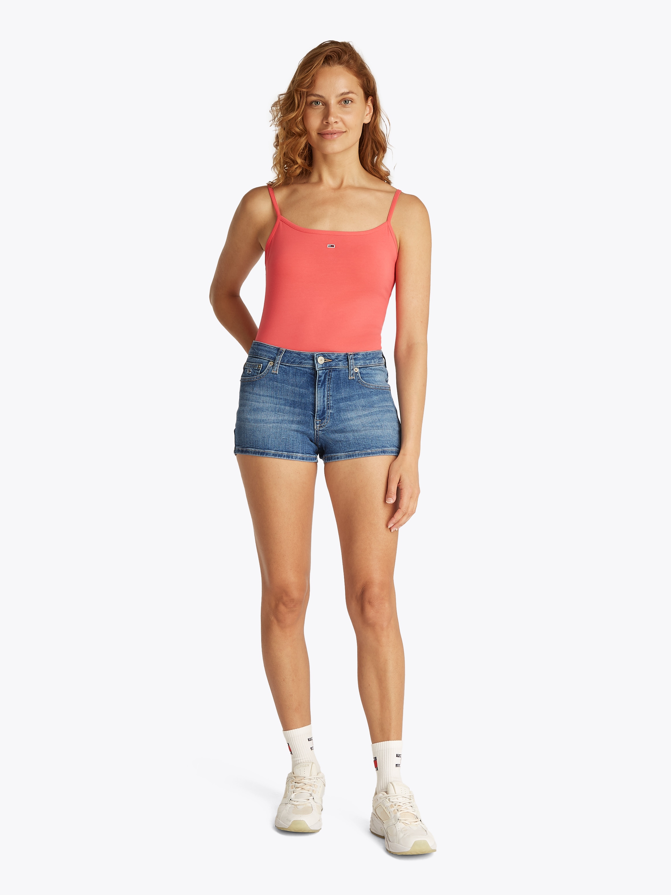 Tommy Jeans Shorts »NORA SHORT BI8233«, mit Logo-Badge, in blauer Waschung