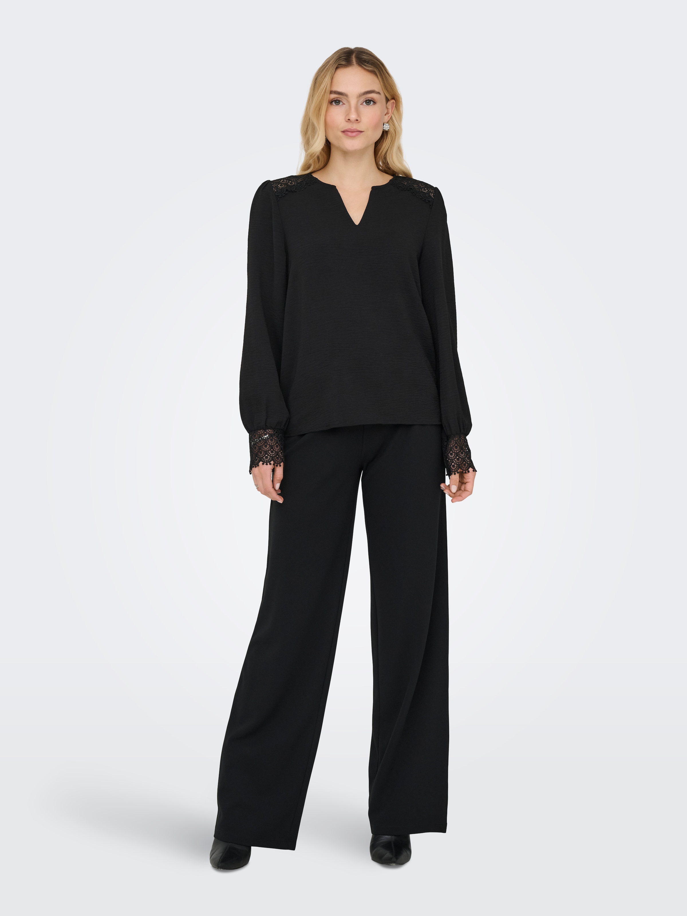 ONLY Langarmbluse »ONLCERENA METTE L/S LACE VNECK TOP WVN« Kunstfaser, regular fit, V-Ausschnitt