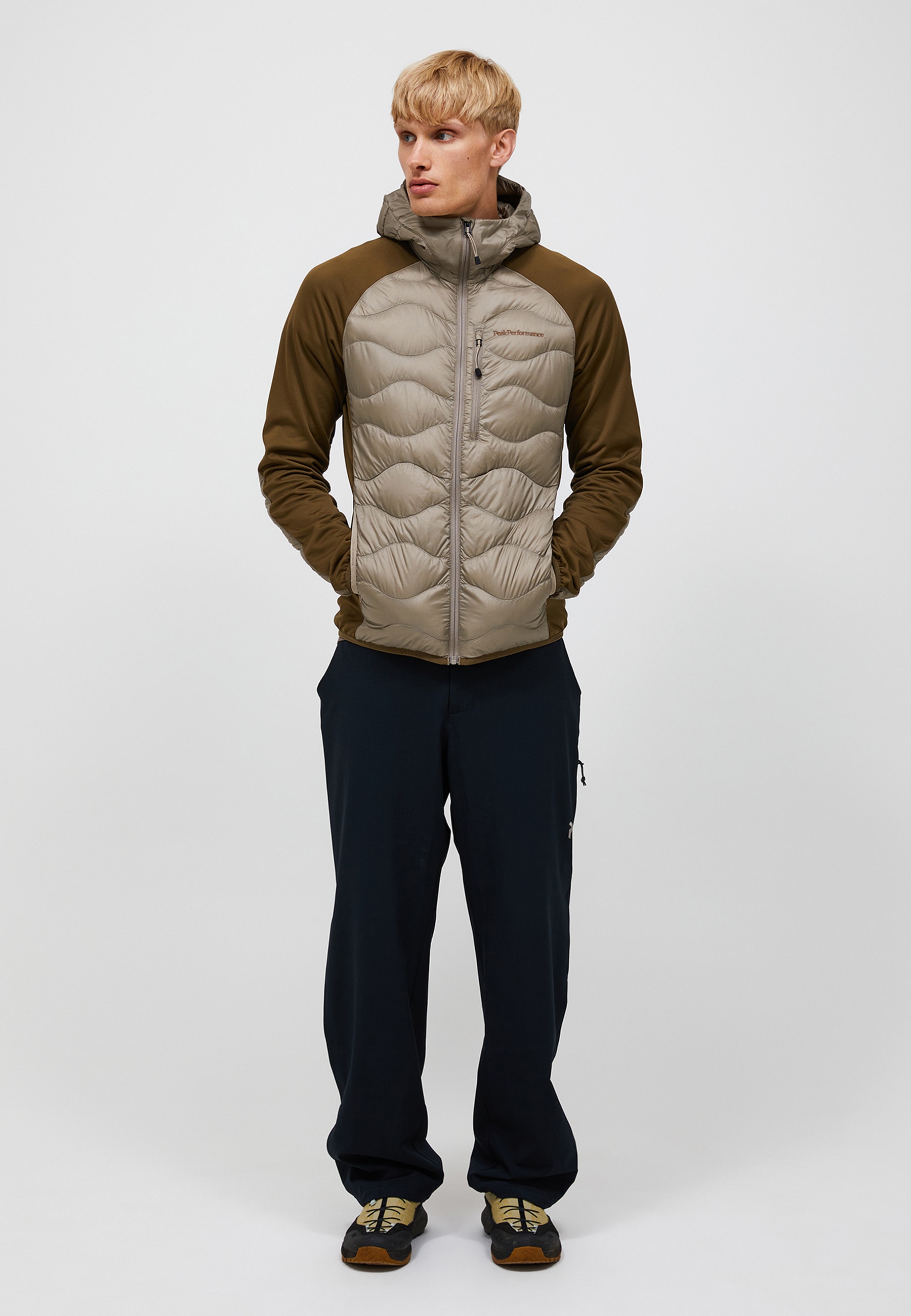 Peak Performance "M Helium Down Hybrid Hood" mit sportivem Design