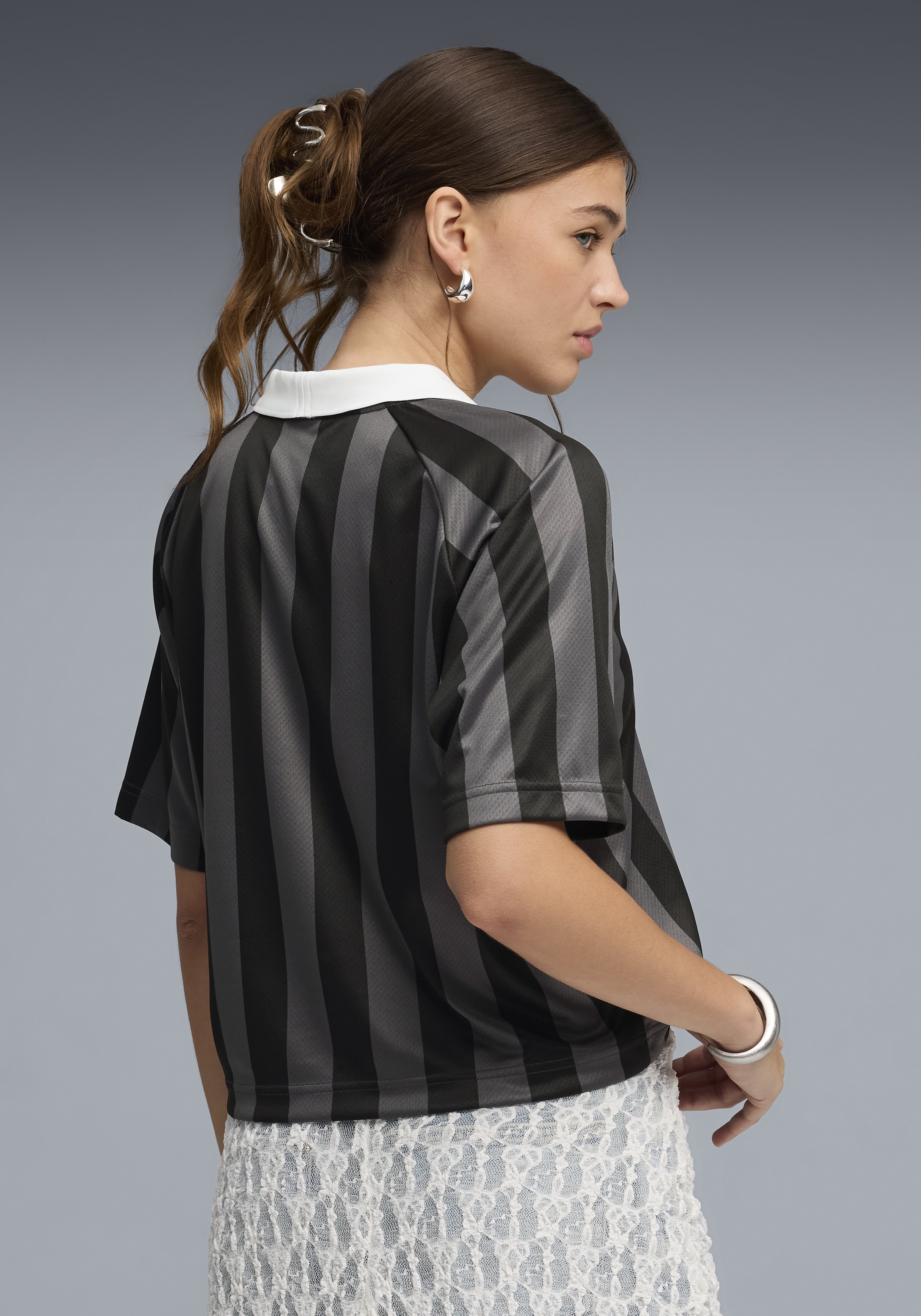 PUMA T-Shirt »ESS JERSEY« lockere Passform, Kurzarm, atmungsaktiv, mit V-Ausschnitt