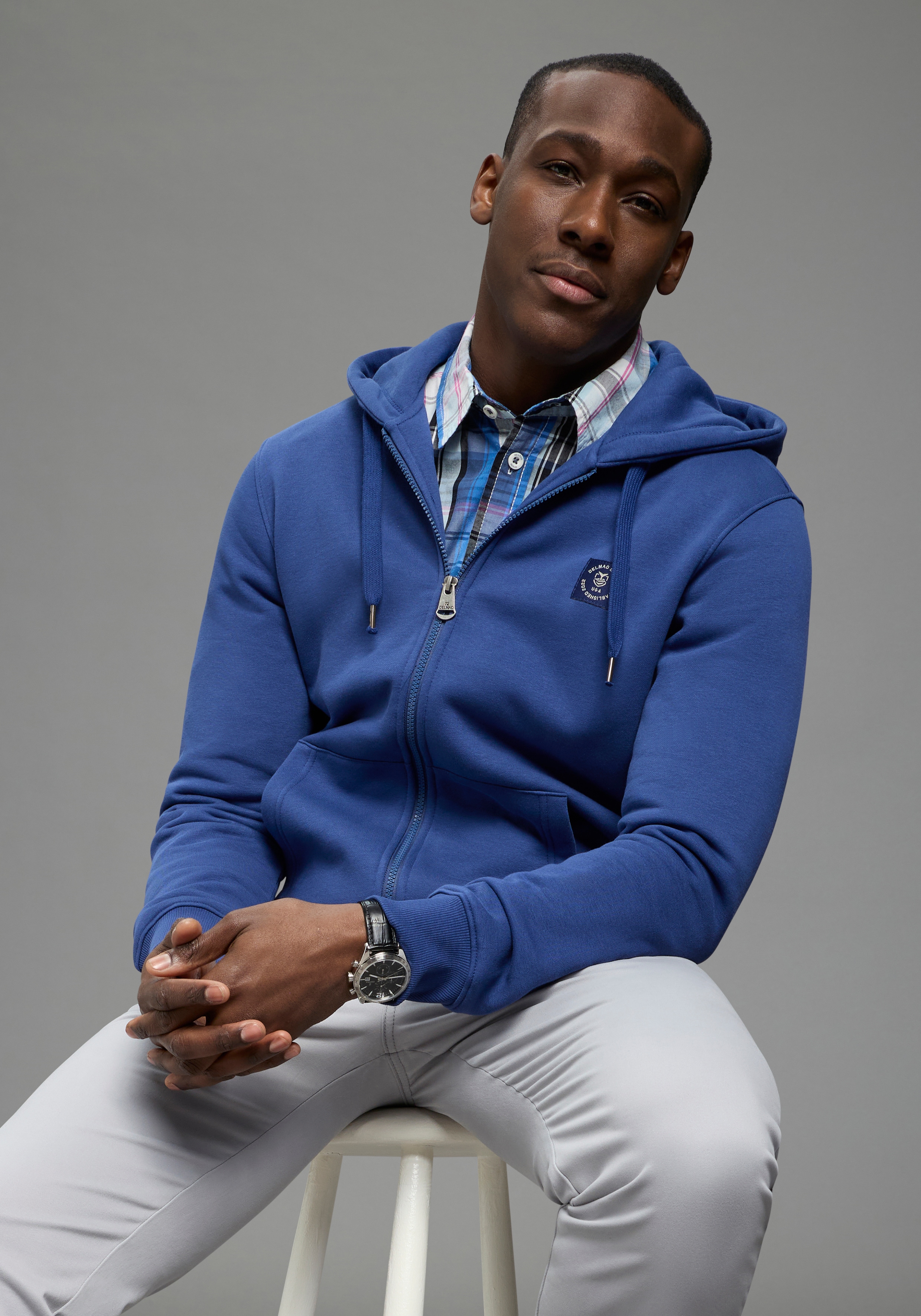 DELMAO Kapuzensweatjacke mit Kapuze, mit Kordelzug, aus angerauter Sweatware, mit Langarm