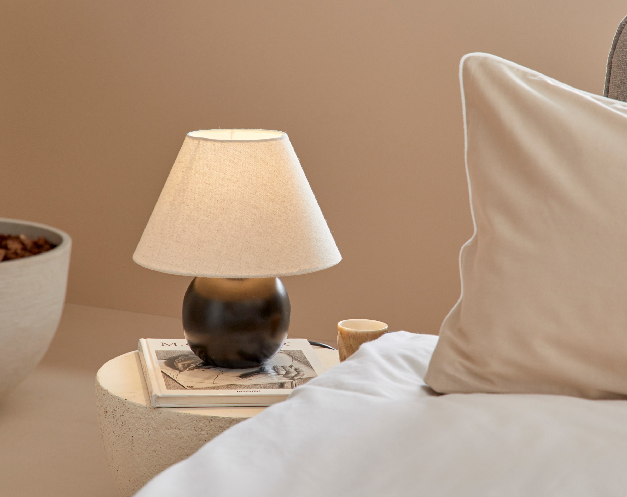 LeGer Home by Lena Gercke Schreibtischlampe »Amara, Tischlampe mit Schnurschalter exkl 1x E27 max 40W, Stoffschirm«, 1 flammig, Leuchtmittel E27 | Leuchtmittel wechselbar, Keramik Fuß, Schirm beige Kegelform, Höhe 29cm Ø 25cm Nachttischlampe