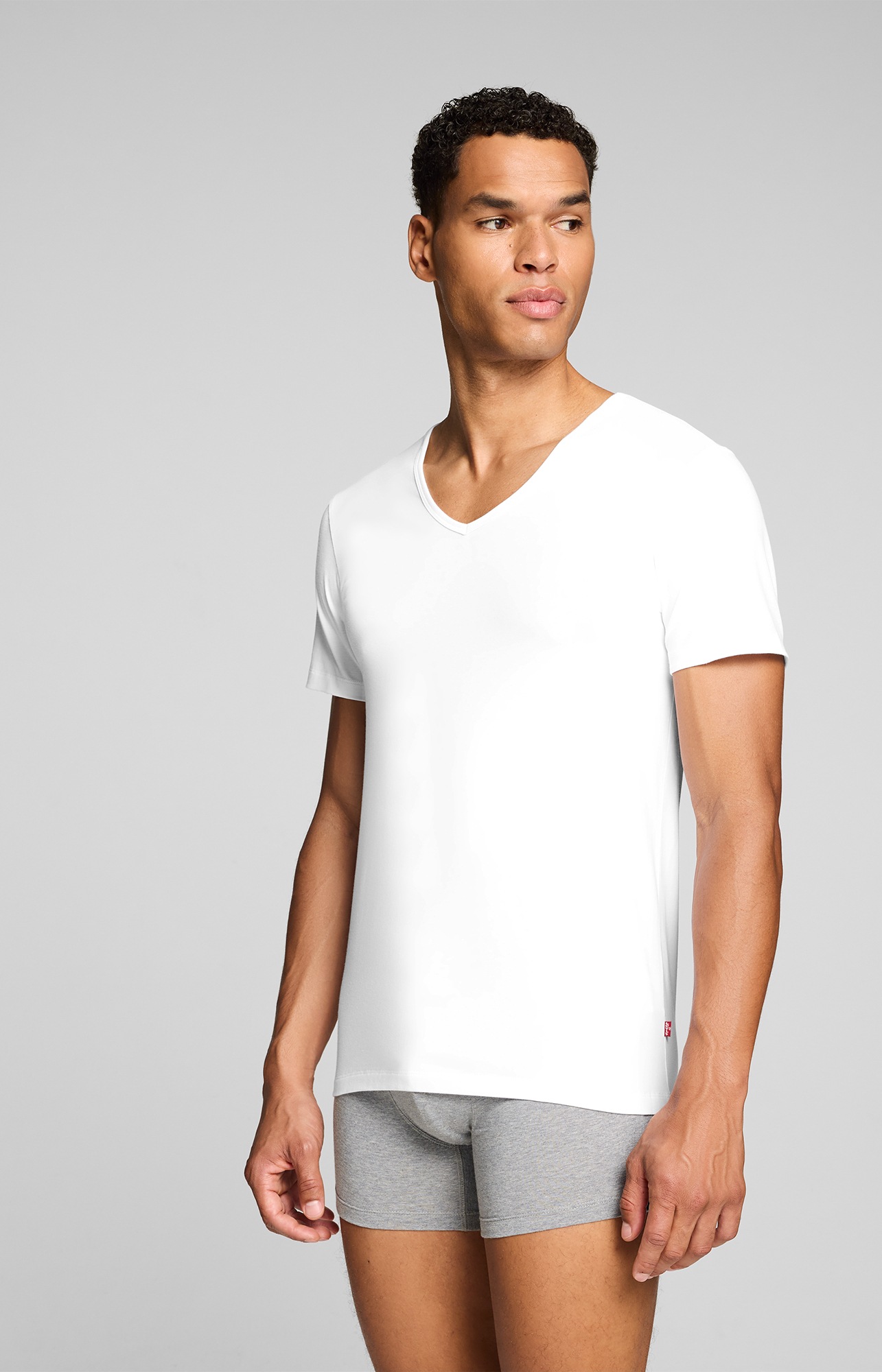 Levi's® T-Shirt »LEVIS MEN V-NECK« mit V-Ausschnitt und kurzen Ärmeln