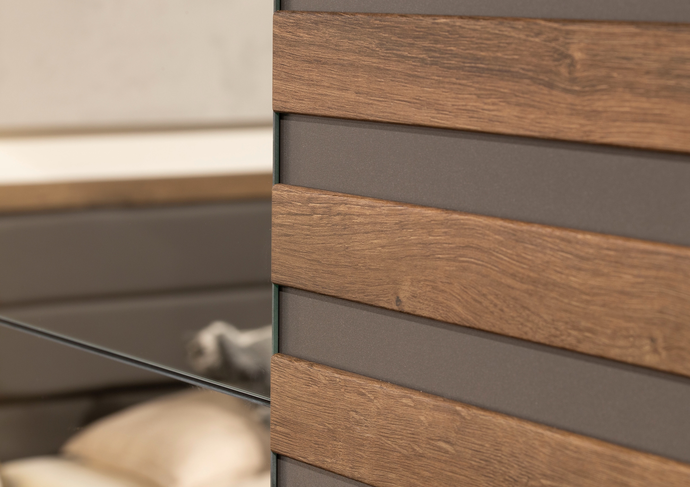 rauch Schwebetürenschrank »Kleiderschrank Schrank Garderobe Schlafzimmerschrank BAREA«, Front- Auflage in moderner Lamellen-Optik und Spiegel MADE IN GERMANY