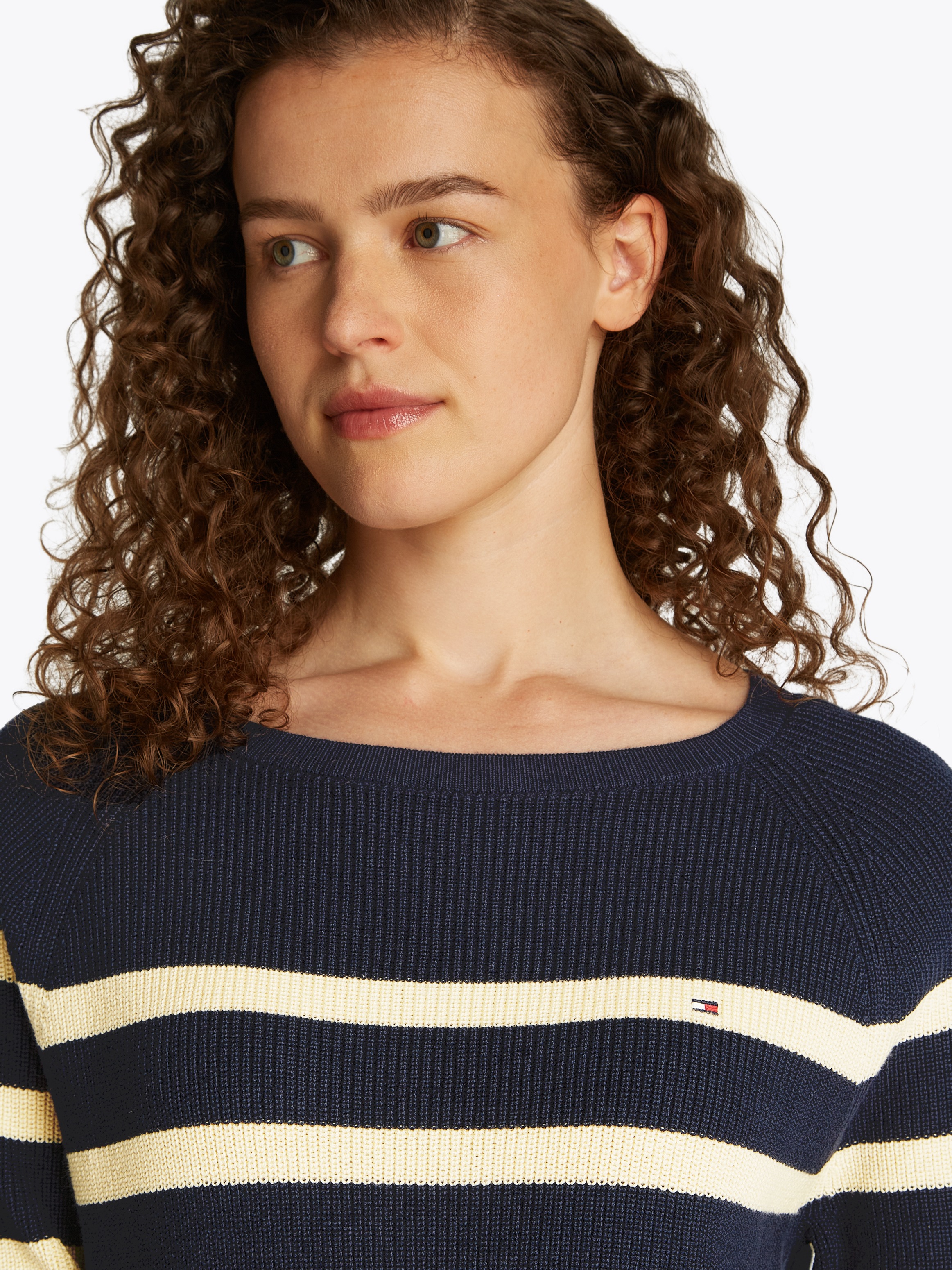 Tommy Hilfiger Strickpullover »CO CARDI FINE GG LS BOAT-NK SWT«, mit Raglanärmel, Logostickerei