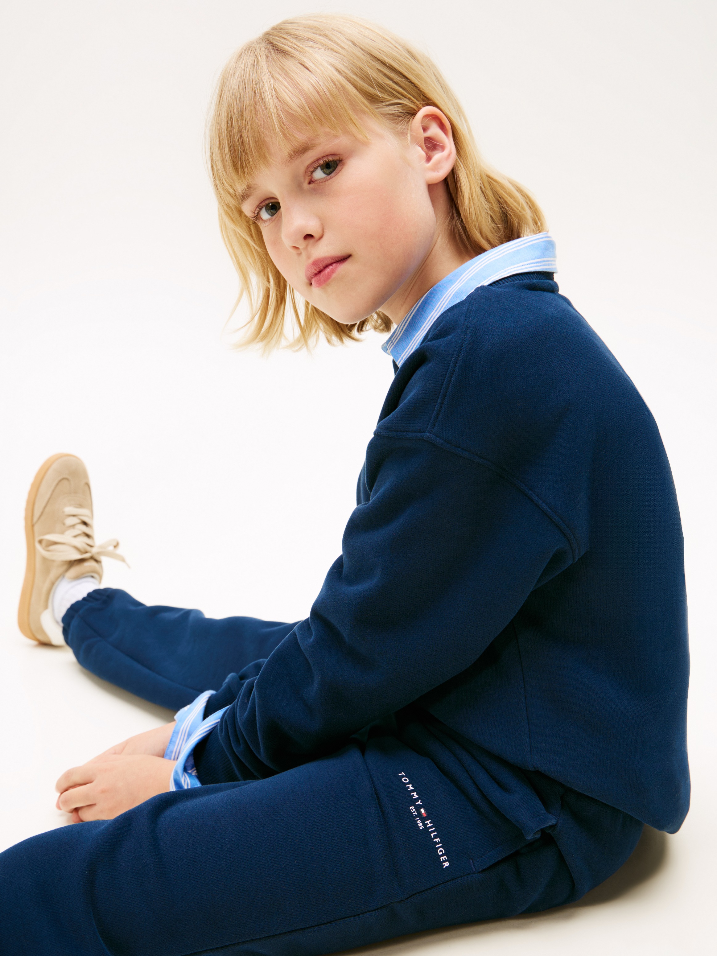 Thumbnail - Tommy Hilfiger Langarmshirt & Hose "MINI CORP C-NECK SWEATSHIRT SET" 2 Stk. tlg. Kinder bis 16 Jahre