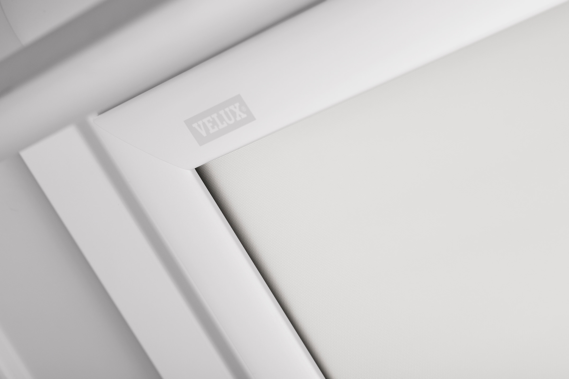 VELUX Verdunklungsrollo »DKL P10 1025SWL«, verdunkelnd, Verdunkelung, ohne Bohren, in Führungsschienen, weiße Führungsschienen & Griffleiste