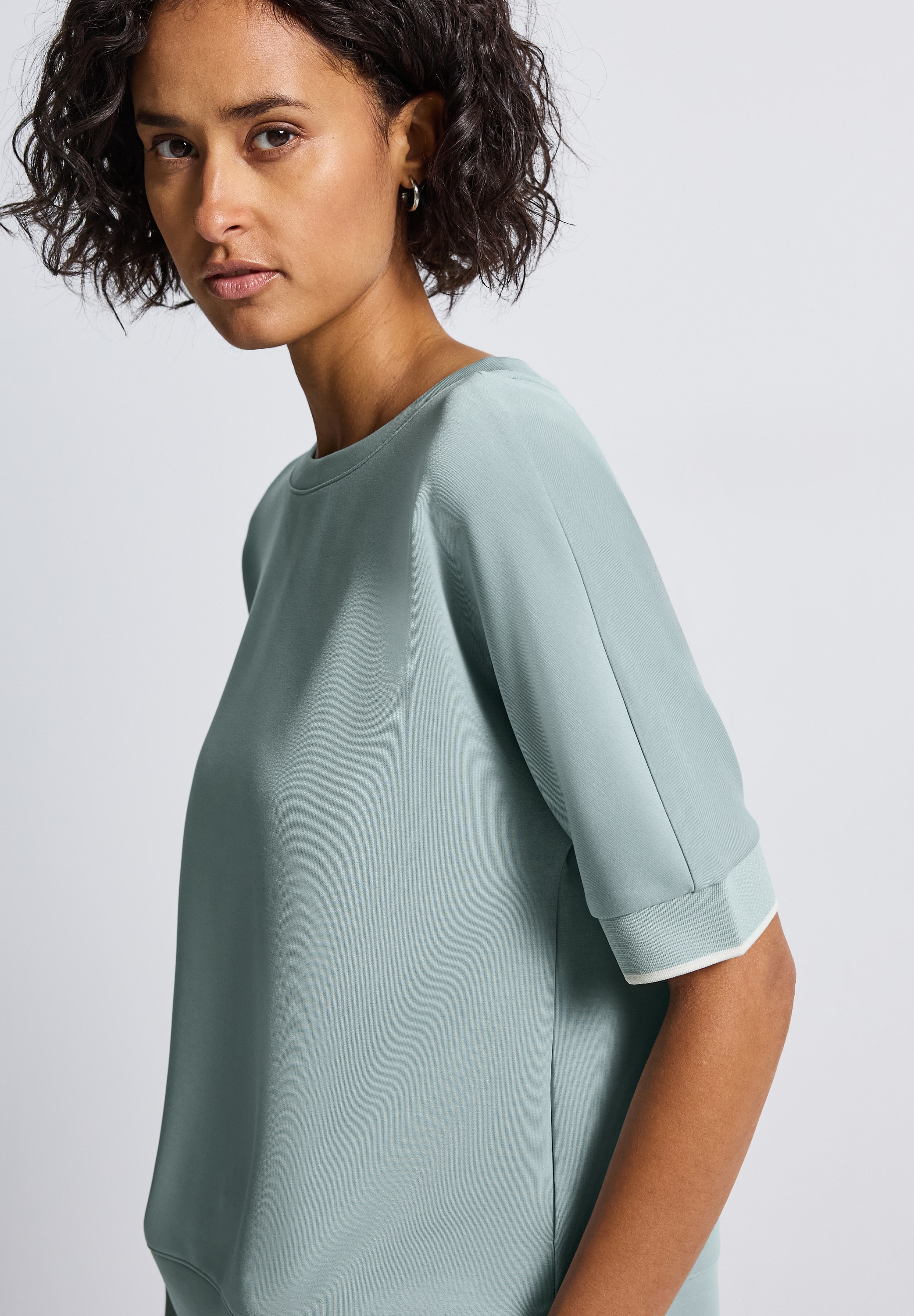 STREET ONE T-Shirt, im Silk Look und mit dezentem Kontrastdetail, Sommershirt
