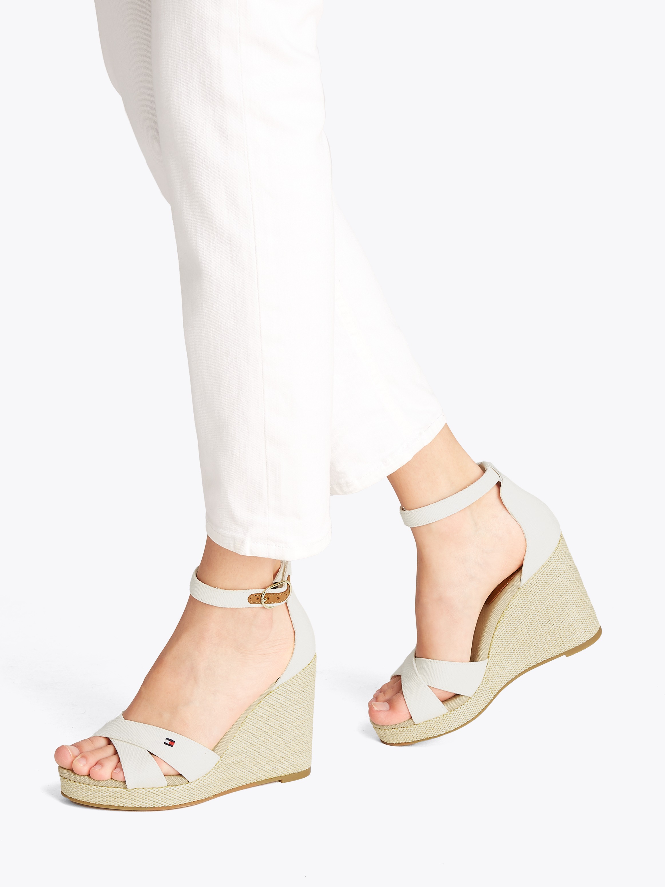 Tommy Hilfiger High-Heel-Sandalette »FLAG HIGH WEDGE ESPAD CRISSCROSS«, Riemchensandale, Sommerschuh, Keilsandalette, verstellbarer Schnalle
