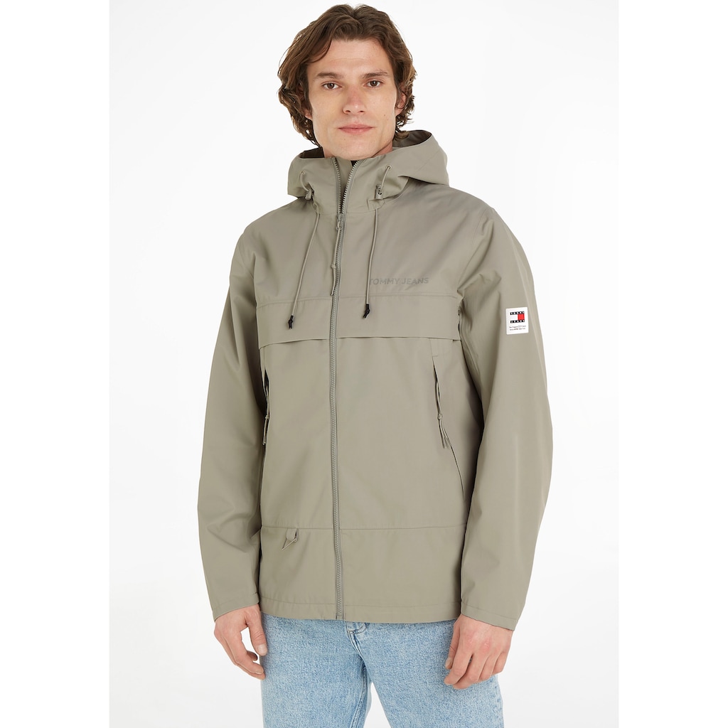 Tommy Jeans Plus Outdoorjacke »TJM TECH OUTDOOR CHICAGO EXT«, mit Kapuze, mit Logo-Schriftzug auf der Brust