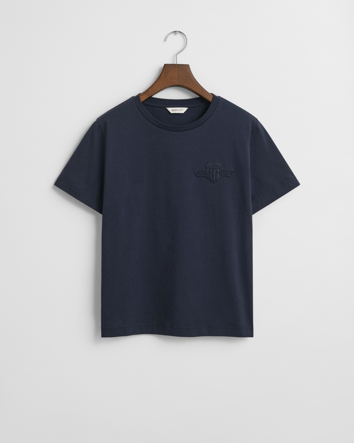Gant T-Shirt »REG TONAL SHIELD SS T-SHIRT«, Rundhals, Ton in Ton Stickerei