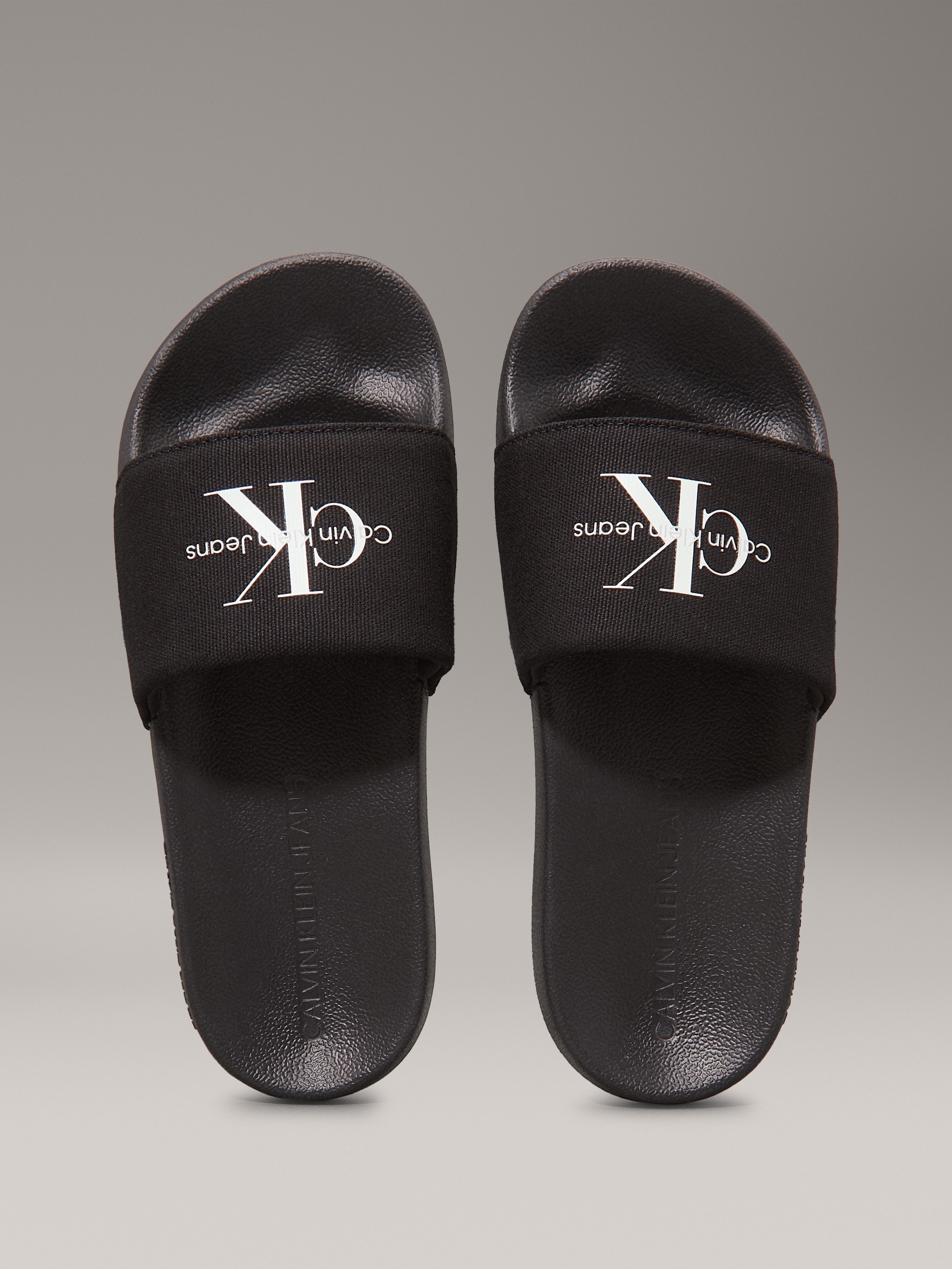 Calvin Klein Jeans Pantolette »SLIDE MONOGRAM WMNS«, Poolslides, Schlappen, Sommerpantolette, Strandschuh zum Schlupfen
